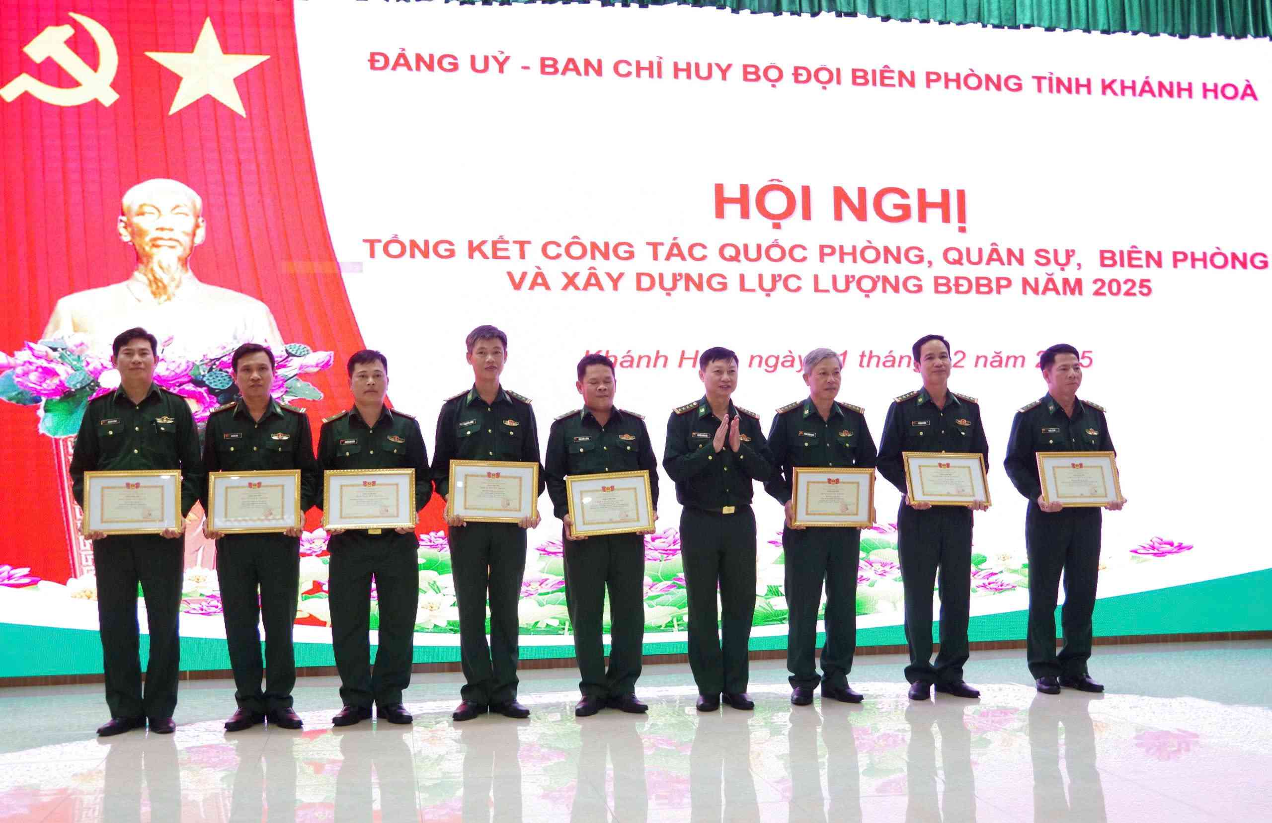 Đại tá Nguyễn Doãn Hòa - Chính uỷ Ban Chỉ huy Bộ đội Biên phòng tỉnh trao danh hiệu đơn vị quyết thắng chiến sĩ thi đua cho các tập thể, cá nhân xuất sắc trong phong trào thi đua quyết thắng 2025.