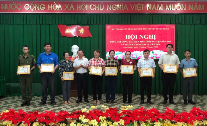 Xã Vạn Thắng khen thưởng 2 tập thể, 8 cá nhân trong công tác hiến máu tình nguyện