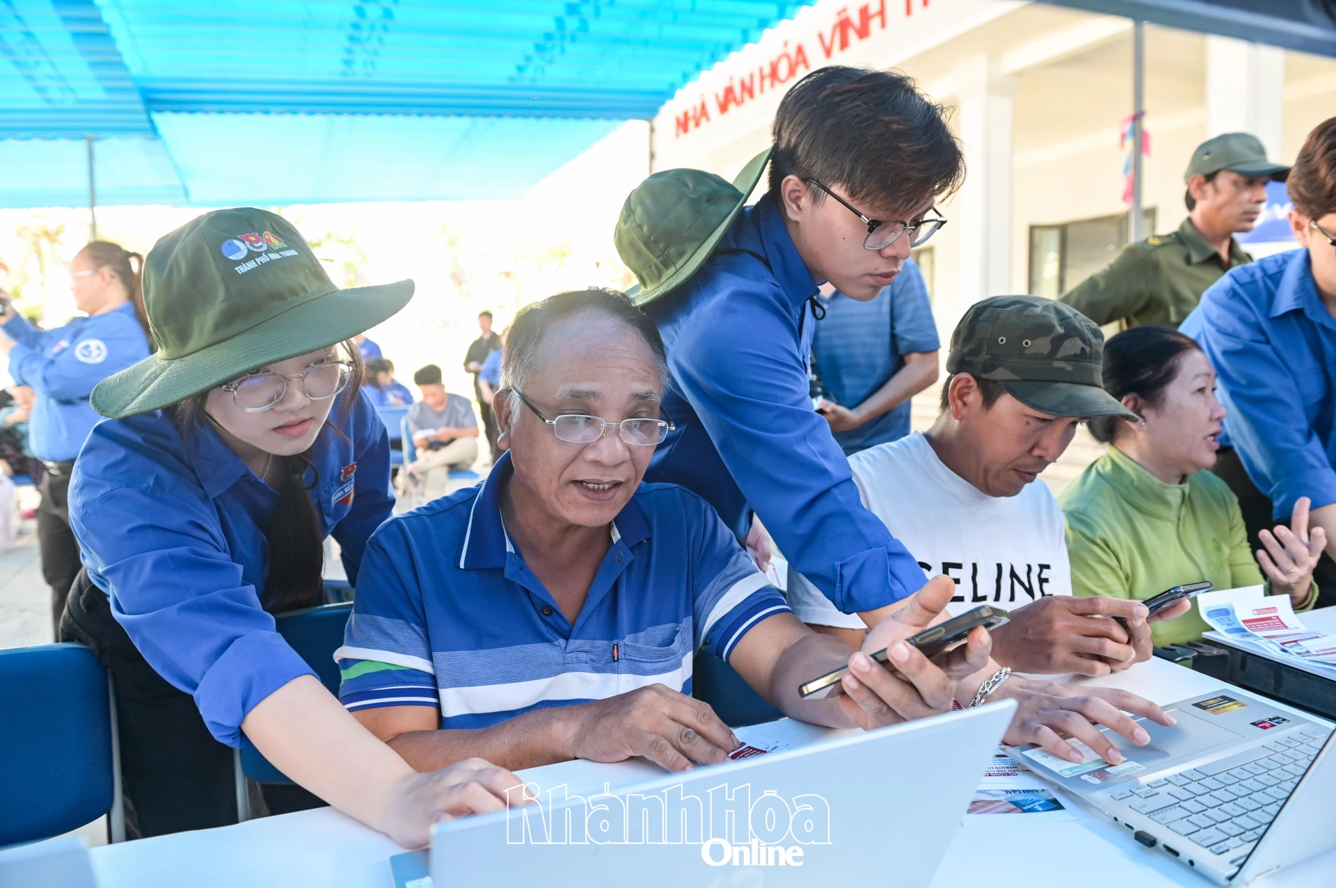 Đoàn viên, thanh niên tham gia hành trình “Bình dân học vụ số” hướng dẫn người dân sử dụng công nghệ thông tin.