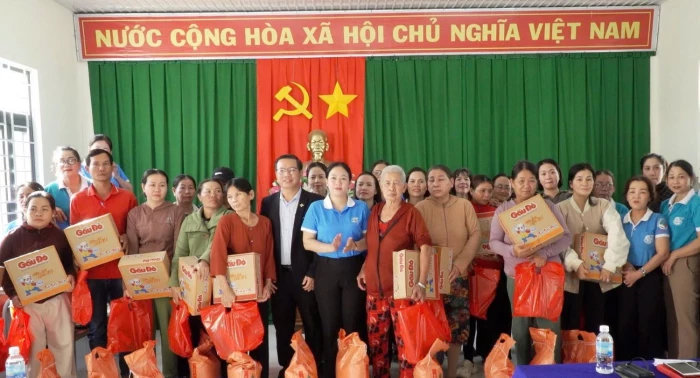 Phường Bắc Cam Ranh trao quà hỗ trợ cho hộ nghèo, cận nghèo nhân dịp Lễ Giáng sinh