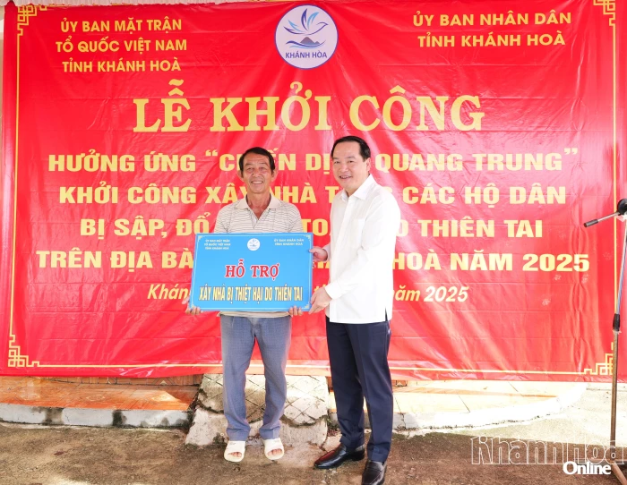 Phó Bí thư Thường trực Tỉnh ủy Hồ Xuân Trường dự lễ khởi công xây dựng nhà hỗ trợ người dân tại phường Đô Vinh