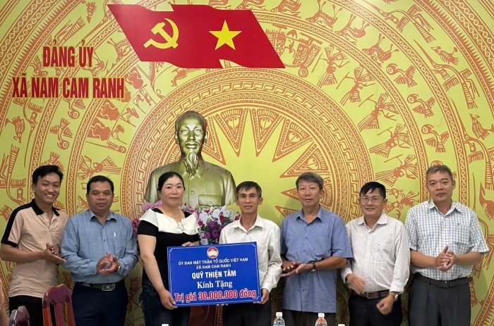 Xã Nam Cam Ranh trao tiền hỗ trợ các hộ dân bị thiệt hại nhà ở do mưa lũ 