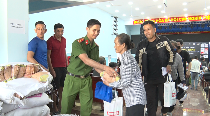 Công an xã Diên Khánh phối hợp trao 205 suất quà hỗ trợ người dân bị ảnh hưởng mưa lũ