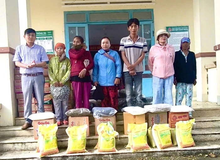 Mặt trận xã Nam Cam Ranh cấp phát quà cứu trợ cho hộ khó khăn