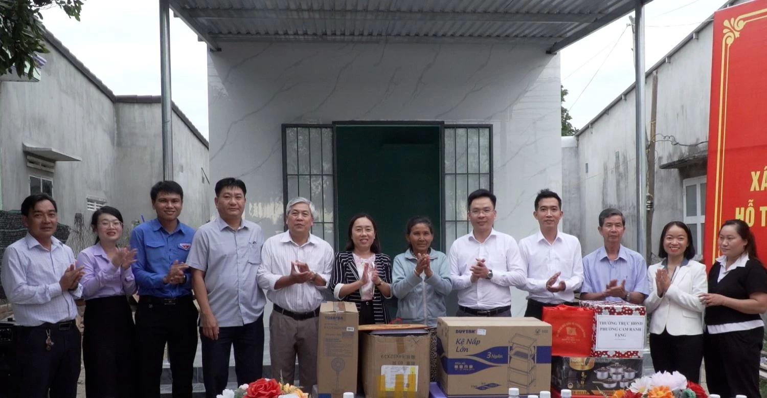 Trao tặng các phần qua cho gia đình ông Mang Ba.