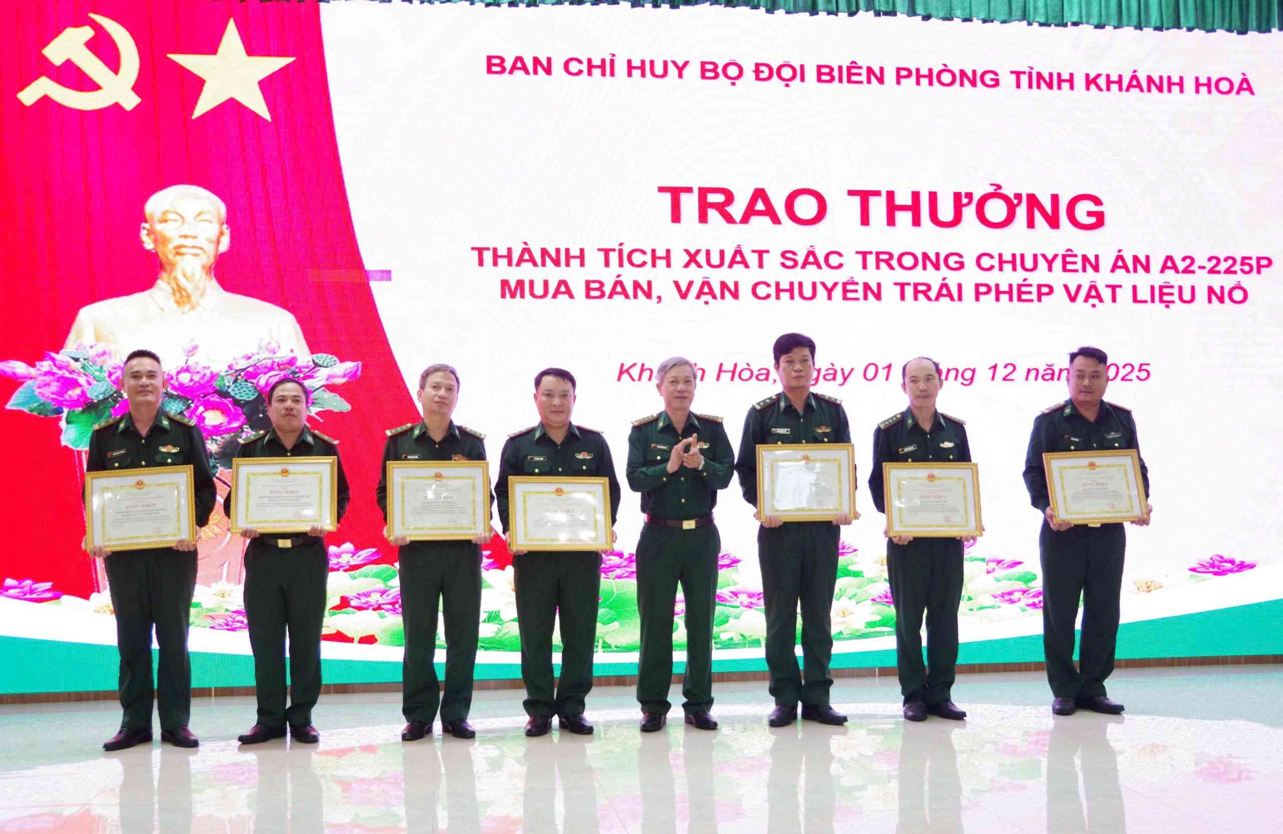 Đại tá Phan Thăng Long - Chỉ huy trưởng Ban Chỉ huy Bộ đội Biên phòng tỉnh trao bằng khen của UBND tỉnh cho các tập thể, cá nhân xuất sắc đấu tranh chuyên án A2-225p.