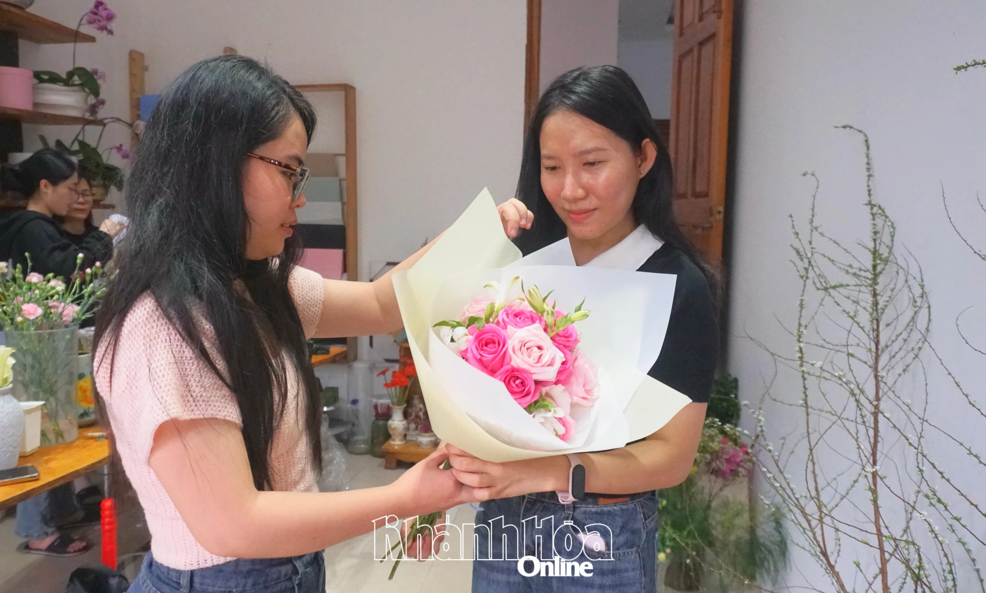 Mỗi người tự do chọn hoa và sắp xếp từng cành theo cảm xúc cá nhân.