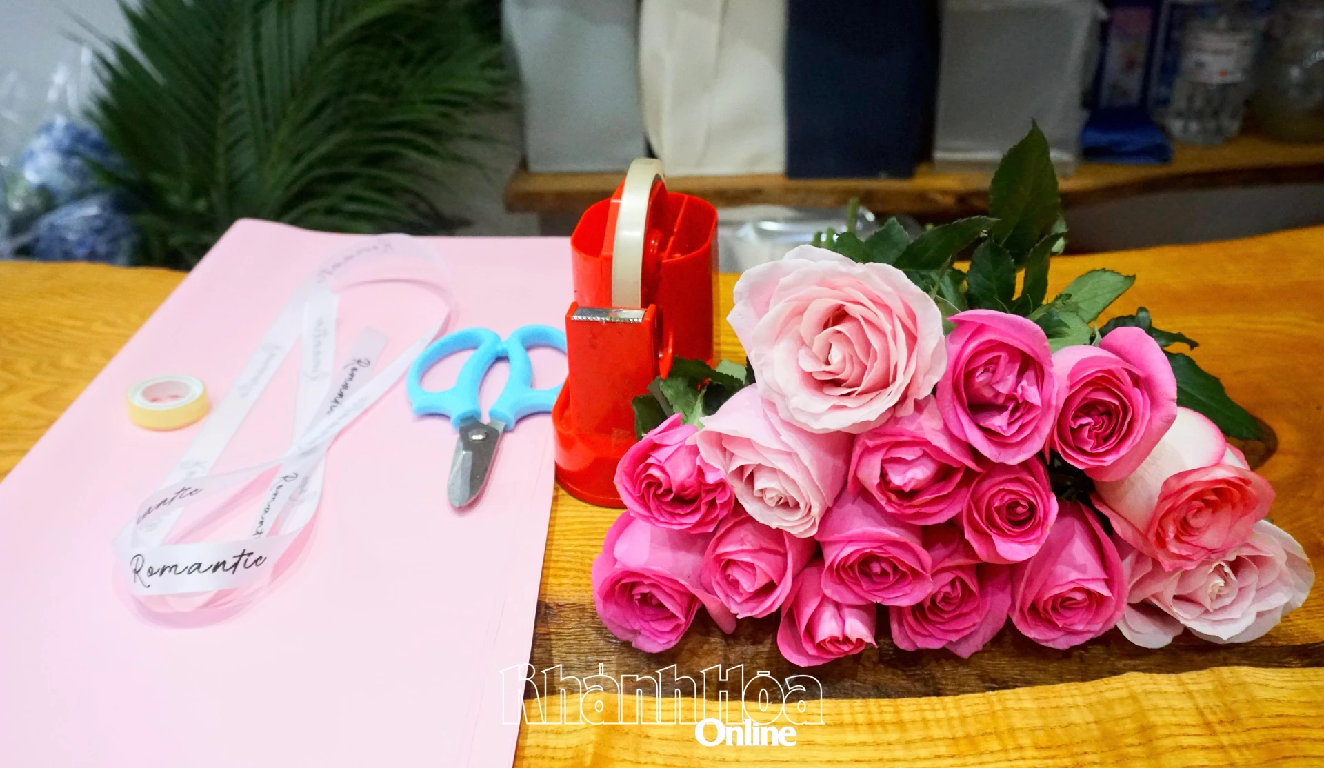 Hoa tươi, giấy gói và kéo – những vật dụng đơn giản để làm nên một bó hoa.