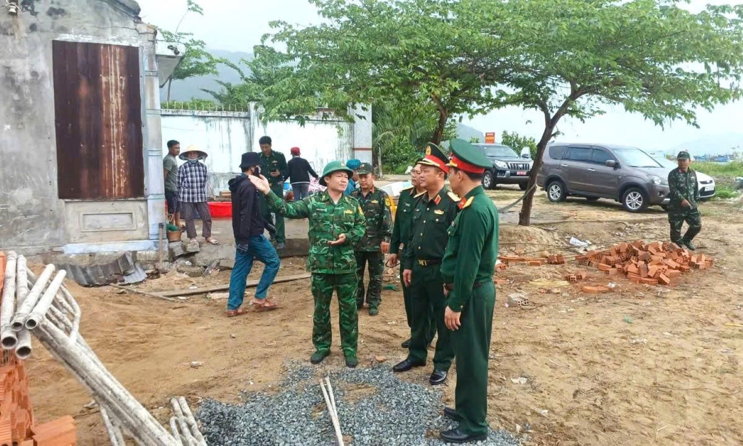 Đồn trưởng Đồn Biên phòng Đầm Môn báo cáo Thiếu tướng Trần Thanh Hải - Phó Tư lệnh Quân khu 5 về tiến độ thi công xây dựng nhà ở cho các hộ dân.