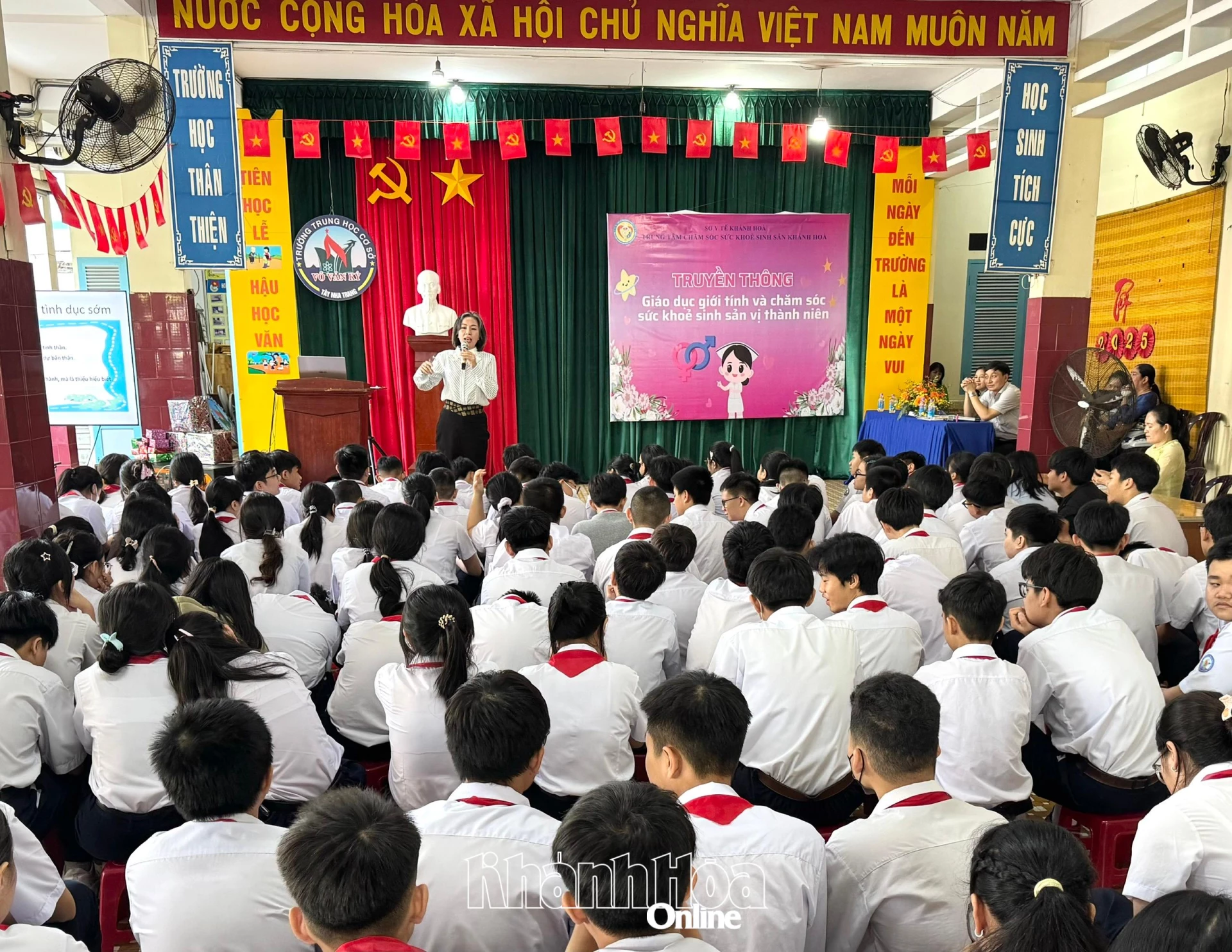 Truyền thông chăm sóc sức khỏe sinh sản cho trẻ vị thành niên tại Trường THCS Võ Văn Ký.
