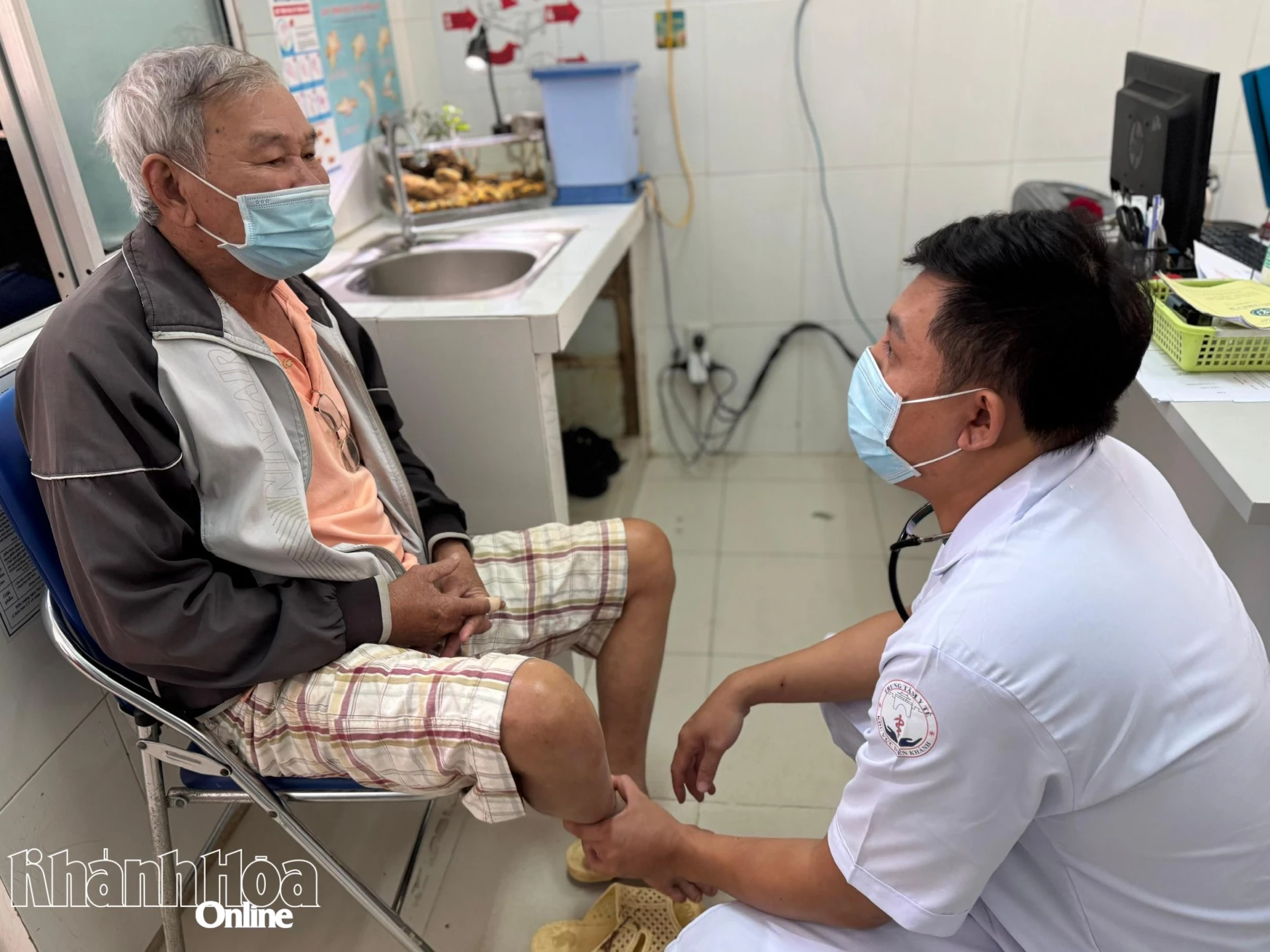 Bác sĩ Trung tâm Y tế khu vực Diên Khánh khám bệnh cho ông Võ Văn Cư.