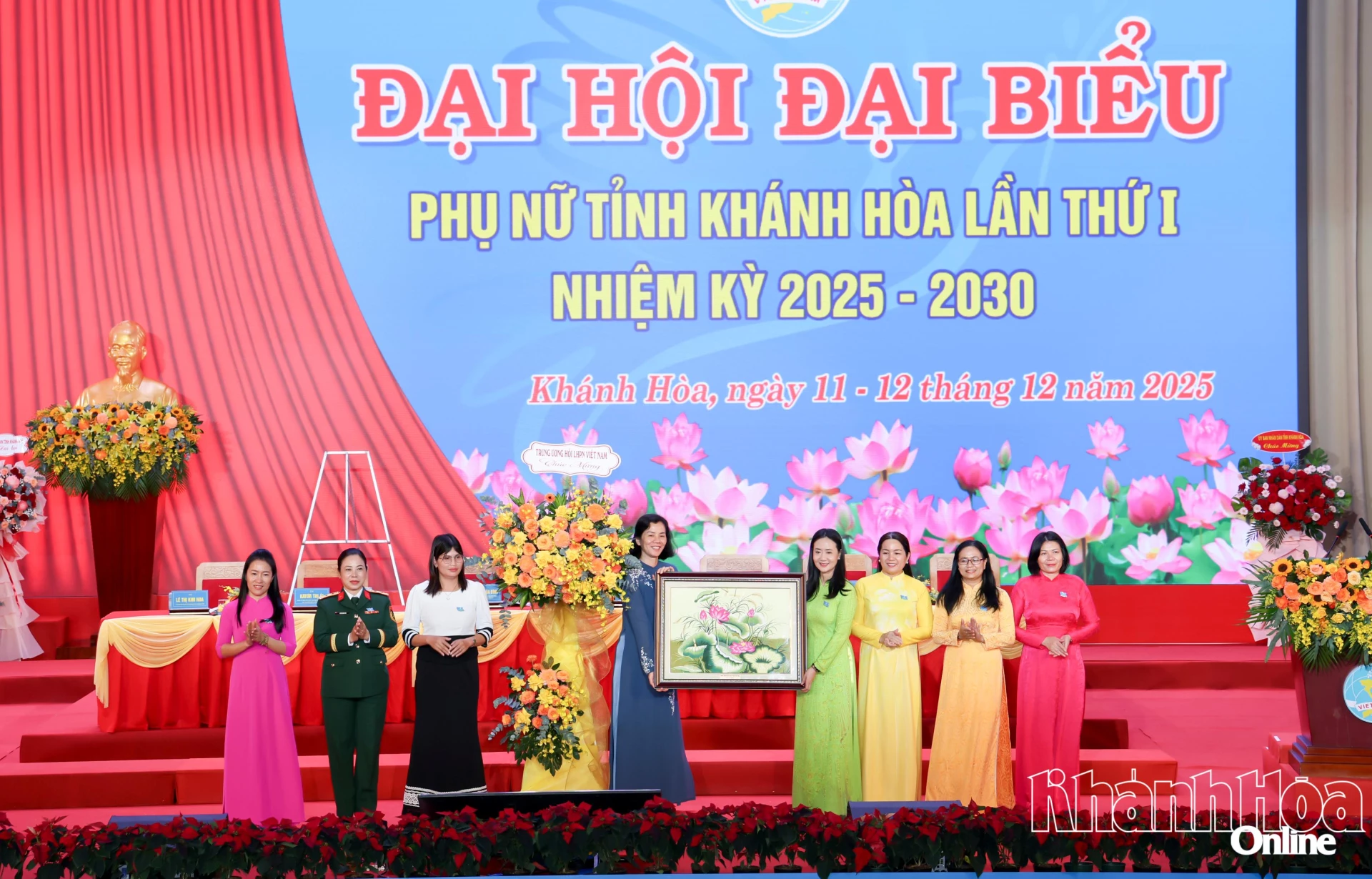 Lãnh đạo Trung ương Hội Liên hiệp Phụ nữ Việt Nam tặng hoa và bức tranh chúc mừng đại hội.
