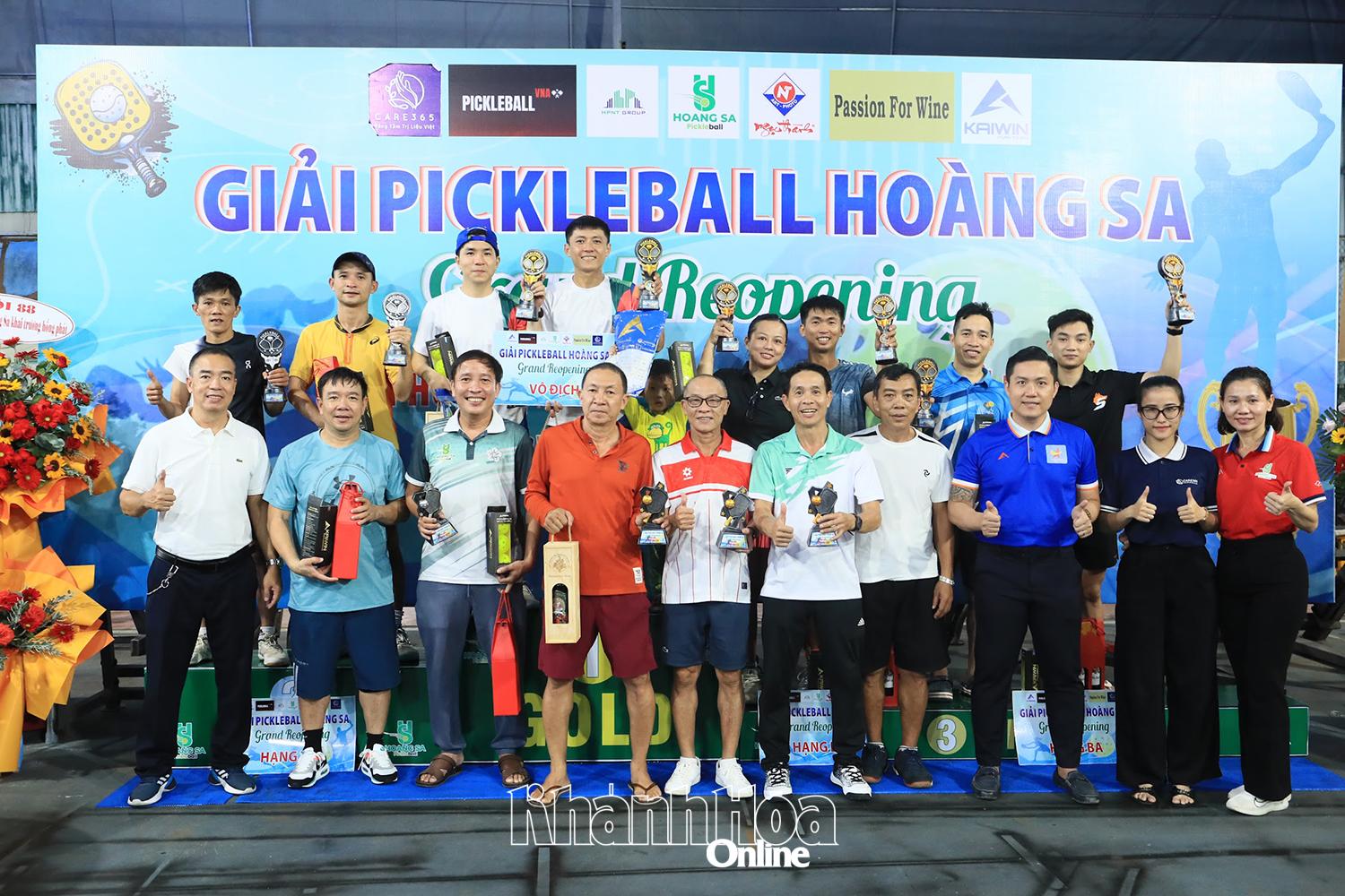 Ban tổ chức trao huy chương cho các đôi vận động viên đạt giải. (Ban tổ chức cung cấp)