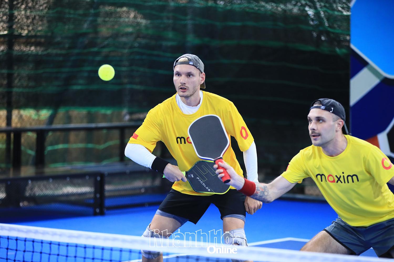 Các đôi vận động viên thi đấu tại giải.