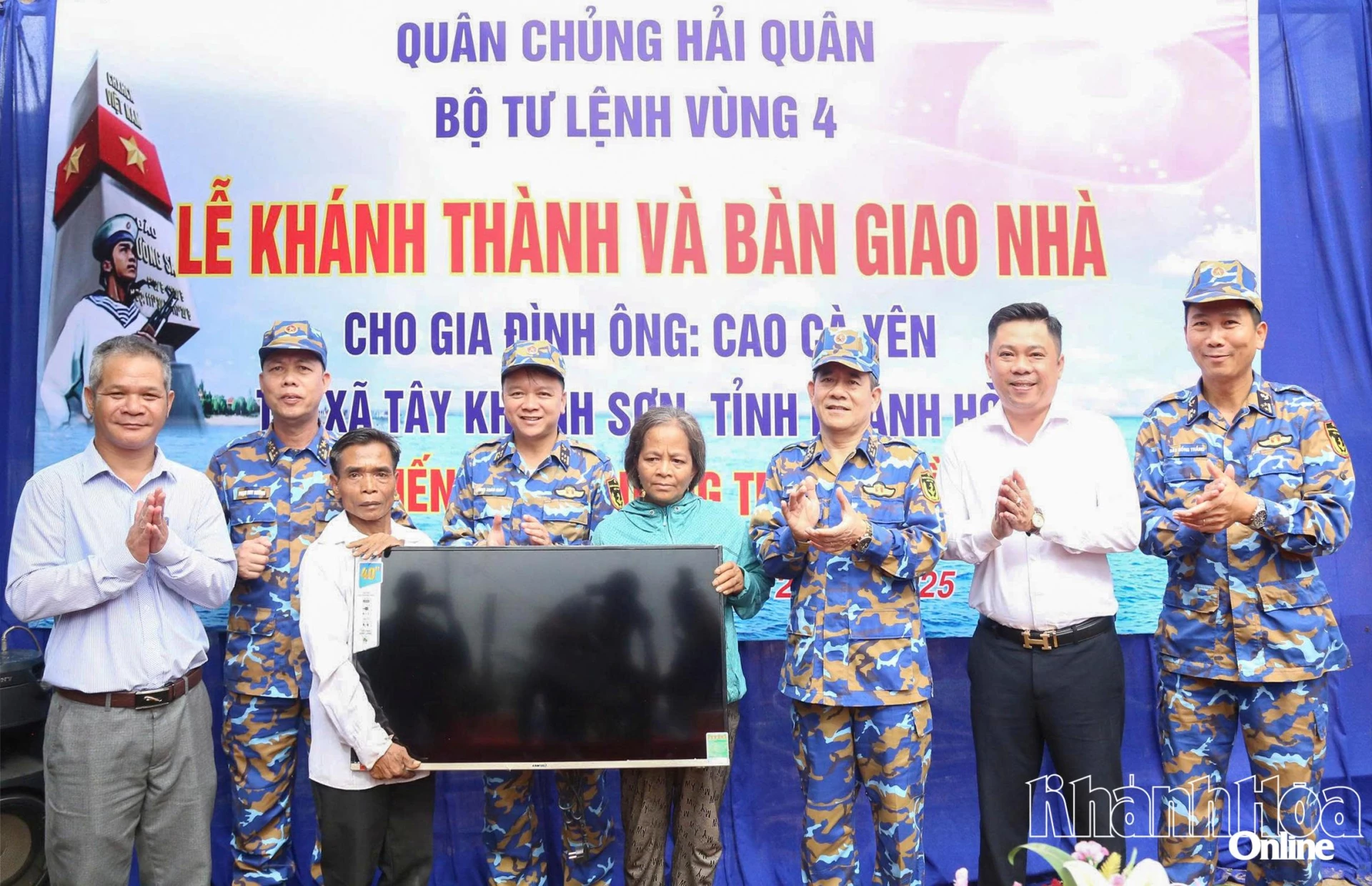 Vùng 4 Hải quân bàn giao nhà cho gia đình ông Cao Cà Yên (xã Tây Khánh Sơn).