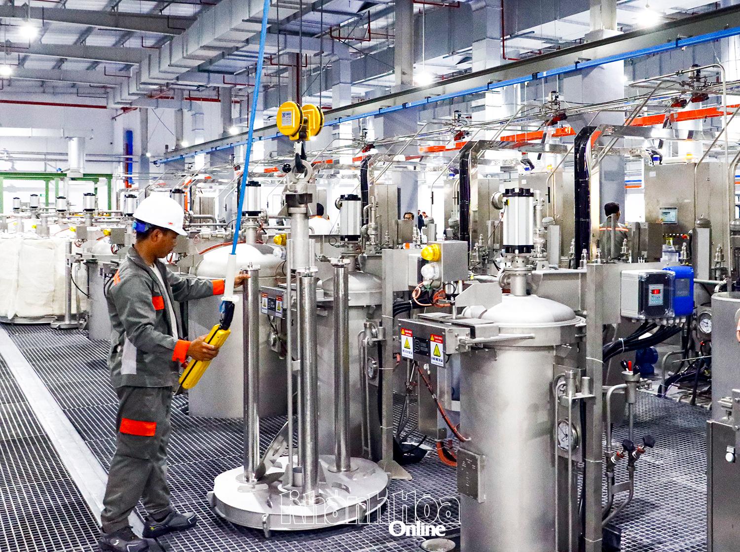 Vận hành sản xuất sản phẩm công nghiệp tại Khu công nghiệp Phước Nam.