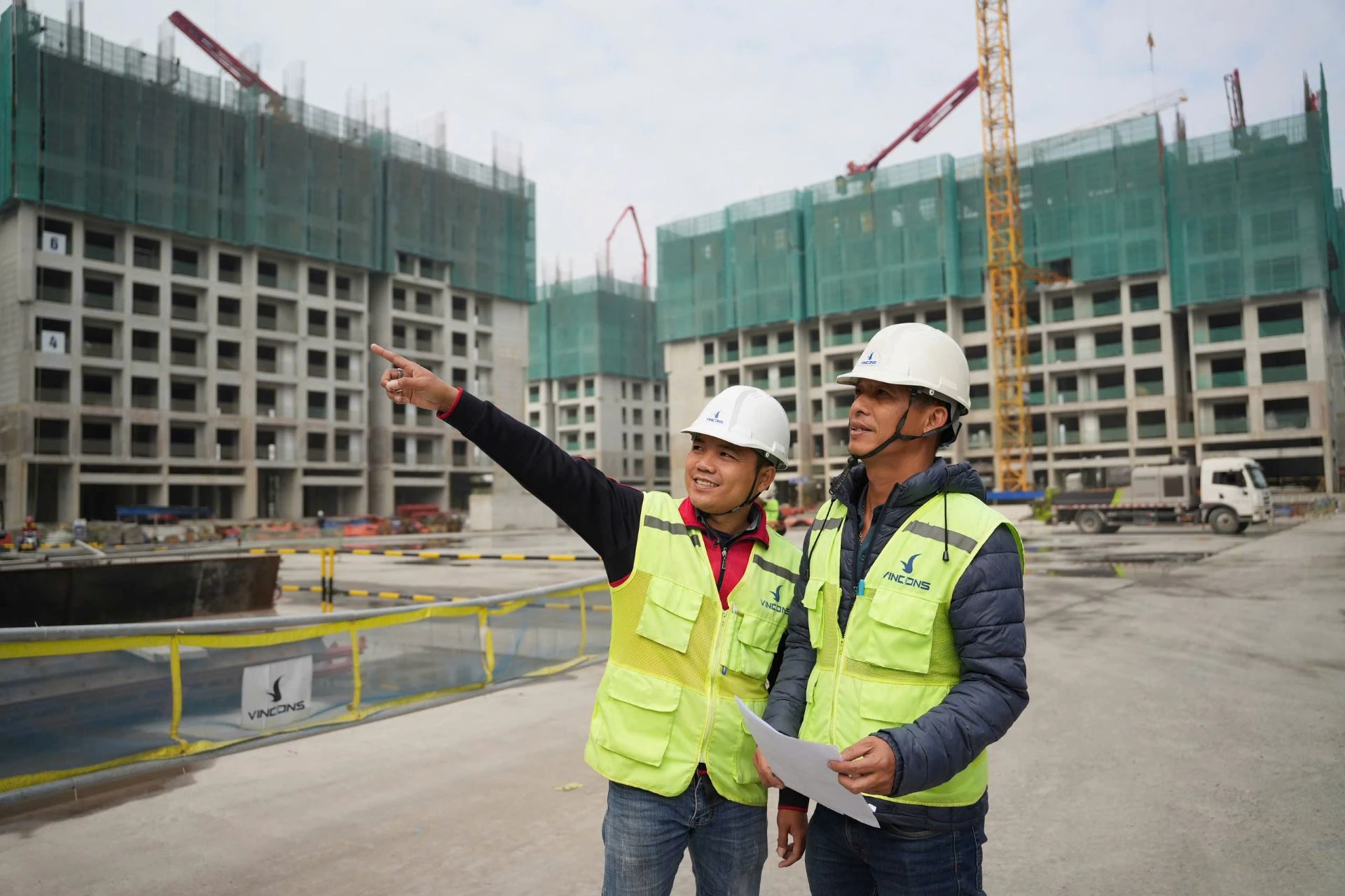 VinCons cam kết mang đến thu nhập cạnh tranh, chế độ phúc lợi đầy đủ và có định hướng phát triển rõ ràng, nâng cao tiêu chuẩn sống cho công nhân.