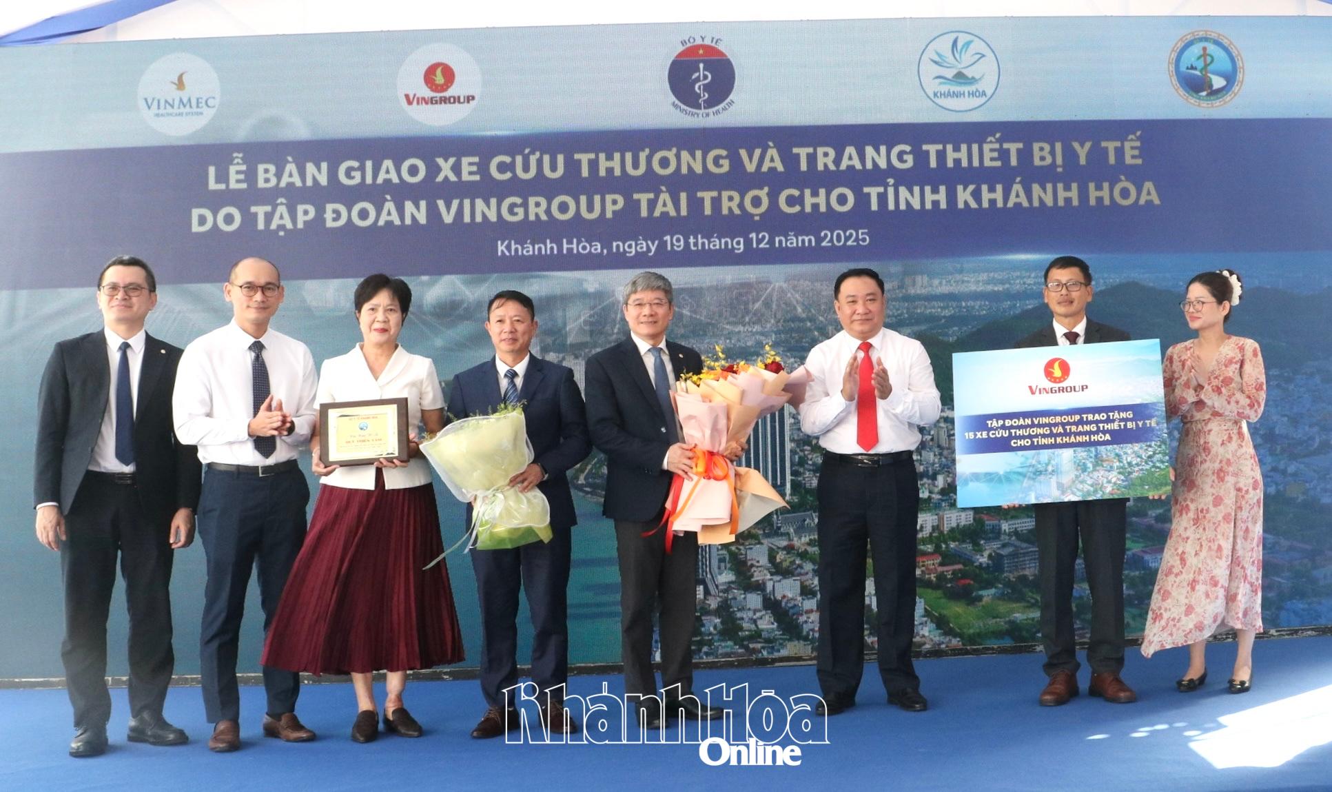 Đại diện lãnh đạo Sở Y tế trao hoa và thư cảm ơn cho Tập đoàn Vingruop