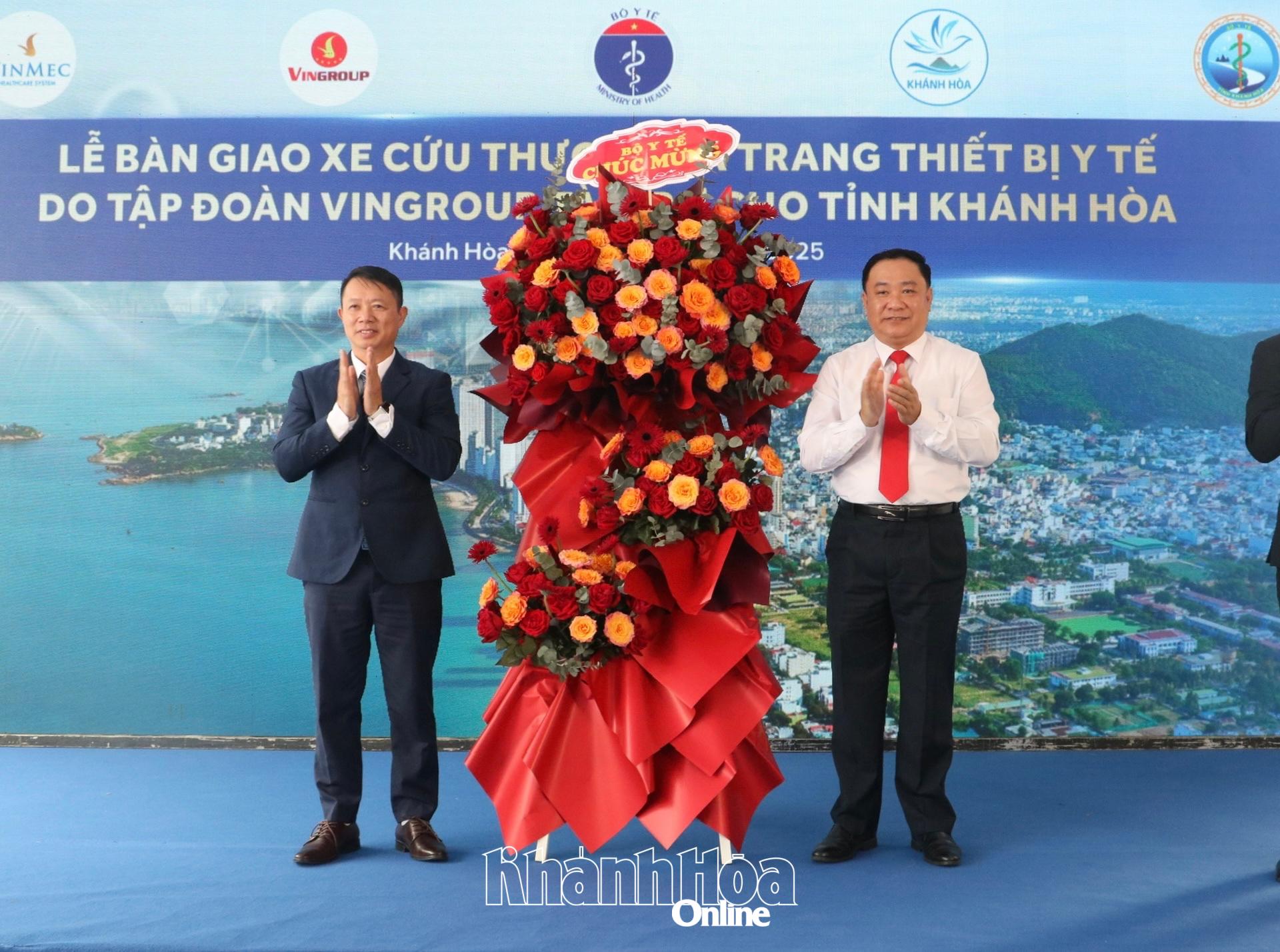 Đại diện Bộ Y tế tặng hoa chúc mừng ngành Y tế Khánh Hòa tại lễ bàn giao