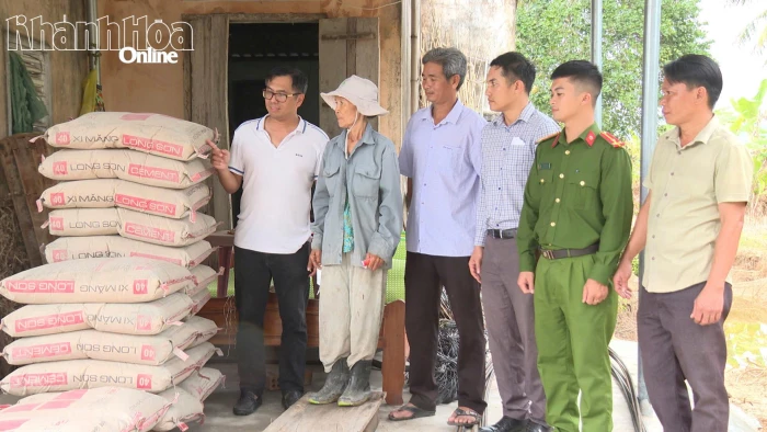 Công ty TNHH Long Sơn ủng hộ gần 500 tấn xi măng để xây nhà cho các hộ bị sập nhà do mưa lũ