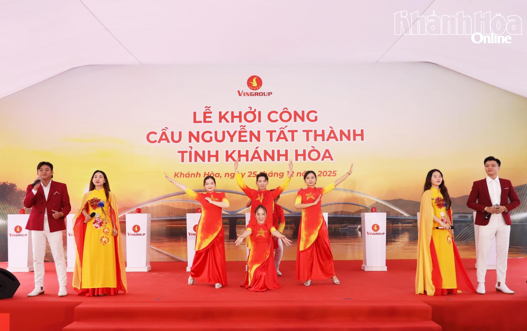 Chương trình văn nghệ chào mừng lễ khởi công.