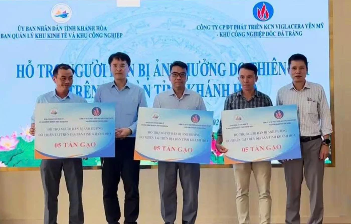 Trao tặng 30 tấn gạo cho 6 xã khu vực Diên Khánh và Khánh Sơn