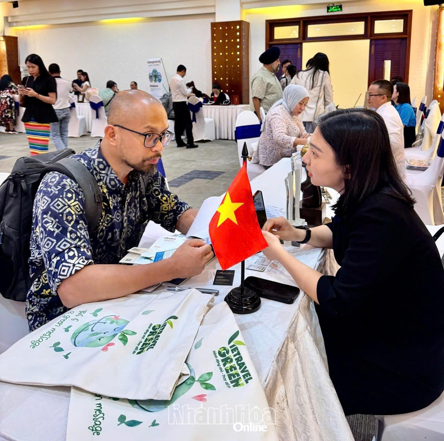 Đại diện doanh nghiệp lữ hành Malaysia trao đổi với đại diện Vietravel Khánh Hòa để tìm cơ hội hợp tác.