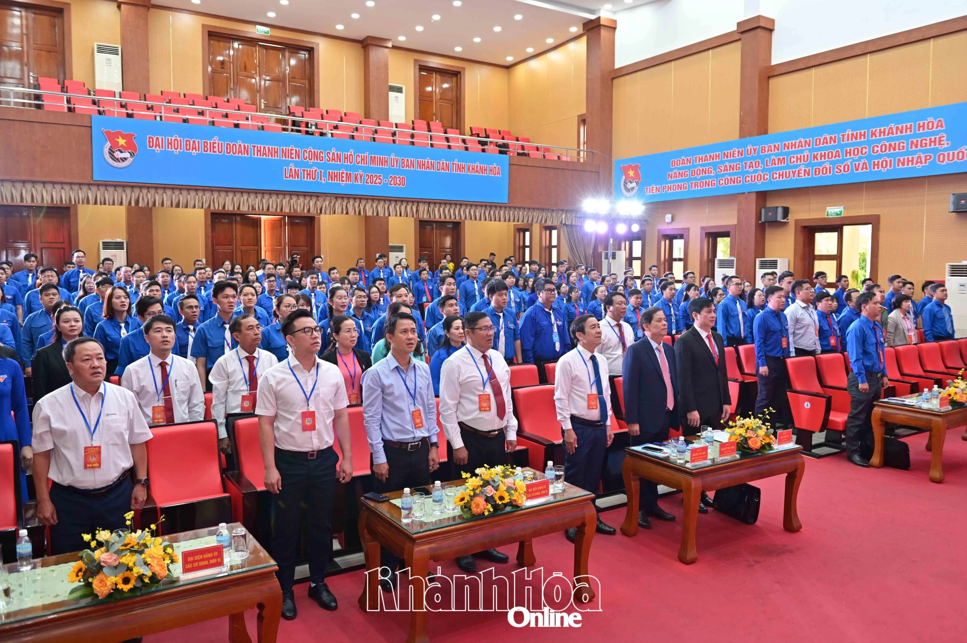 Các đại biểu thực hiện nghi lễ chào cờ.