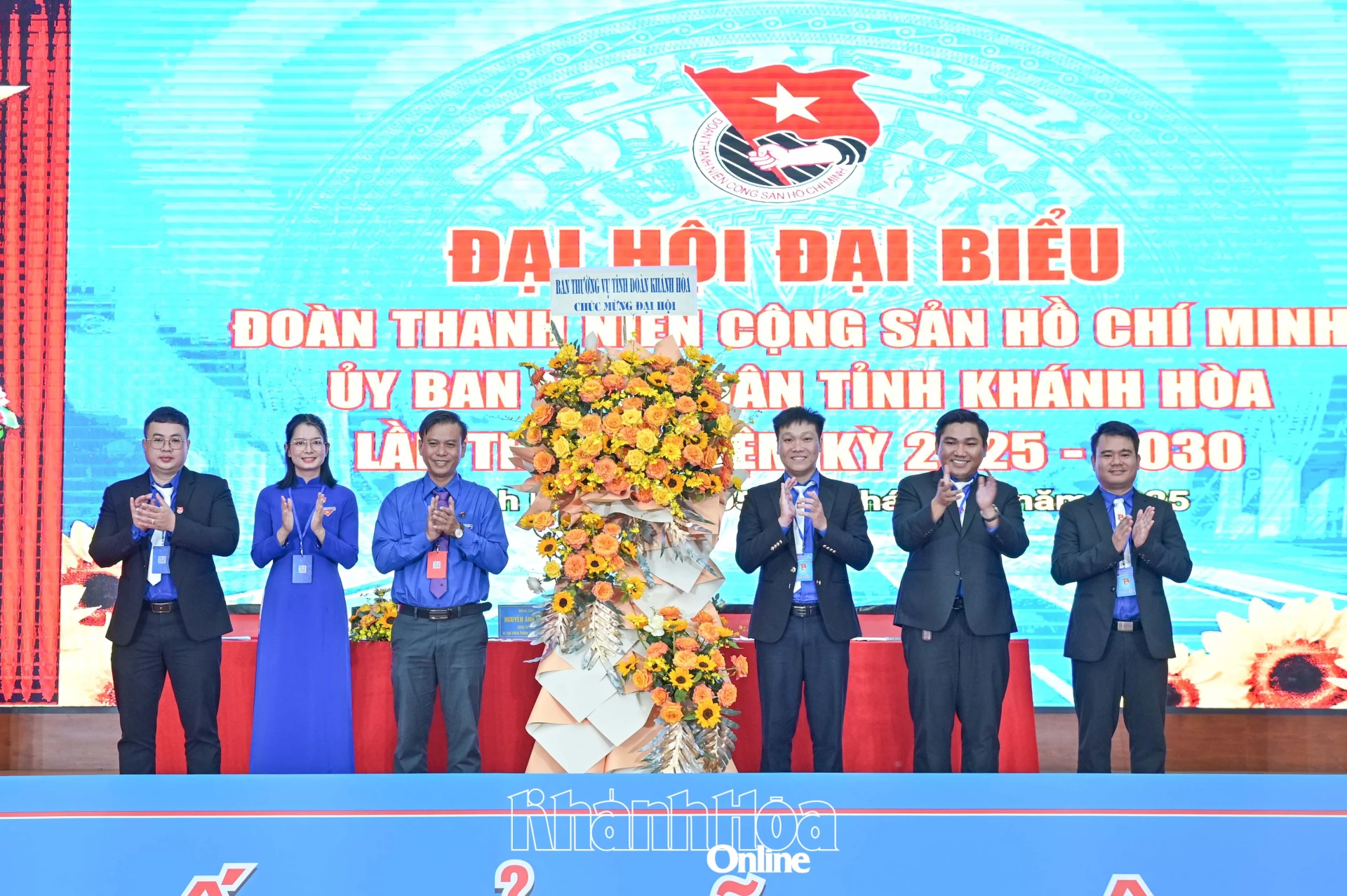 Ông Huỳnh Hữu Phúc tặng hoa của Ban Thường vụ Tỉnh đoàn chúc mừng Đại hội.