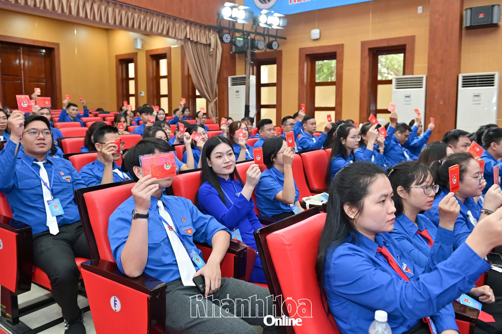 Các đoàn viên, thanh niên biểu quyết tại đại hội.