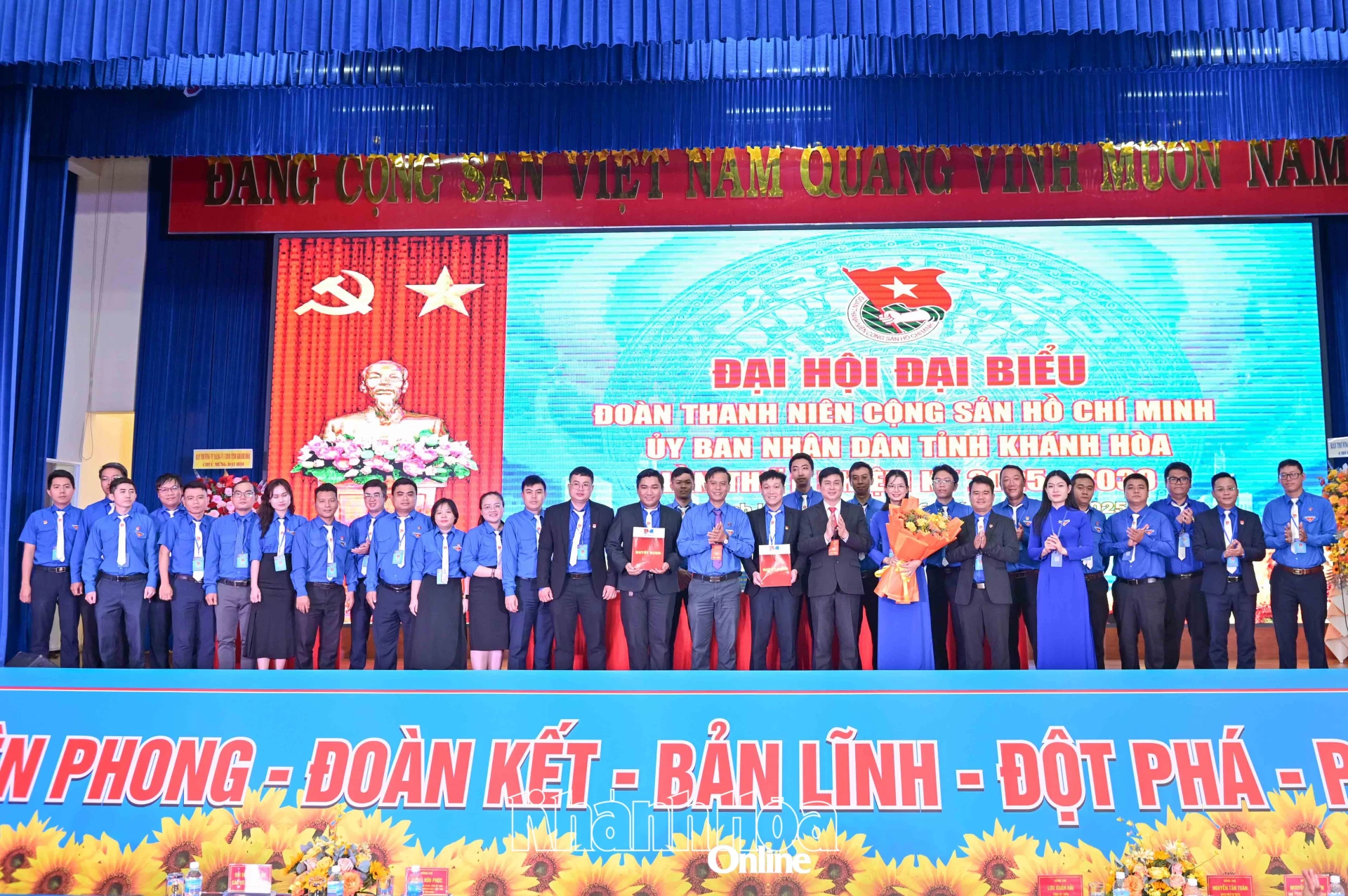 Các đại biểu tặng hoa chúc mừng Ban Chấp hành Đoàn Thanh niên UBND tỉnh Khánh Hòa nhiệm kỳ 2025 - 2030.