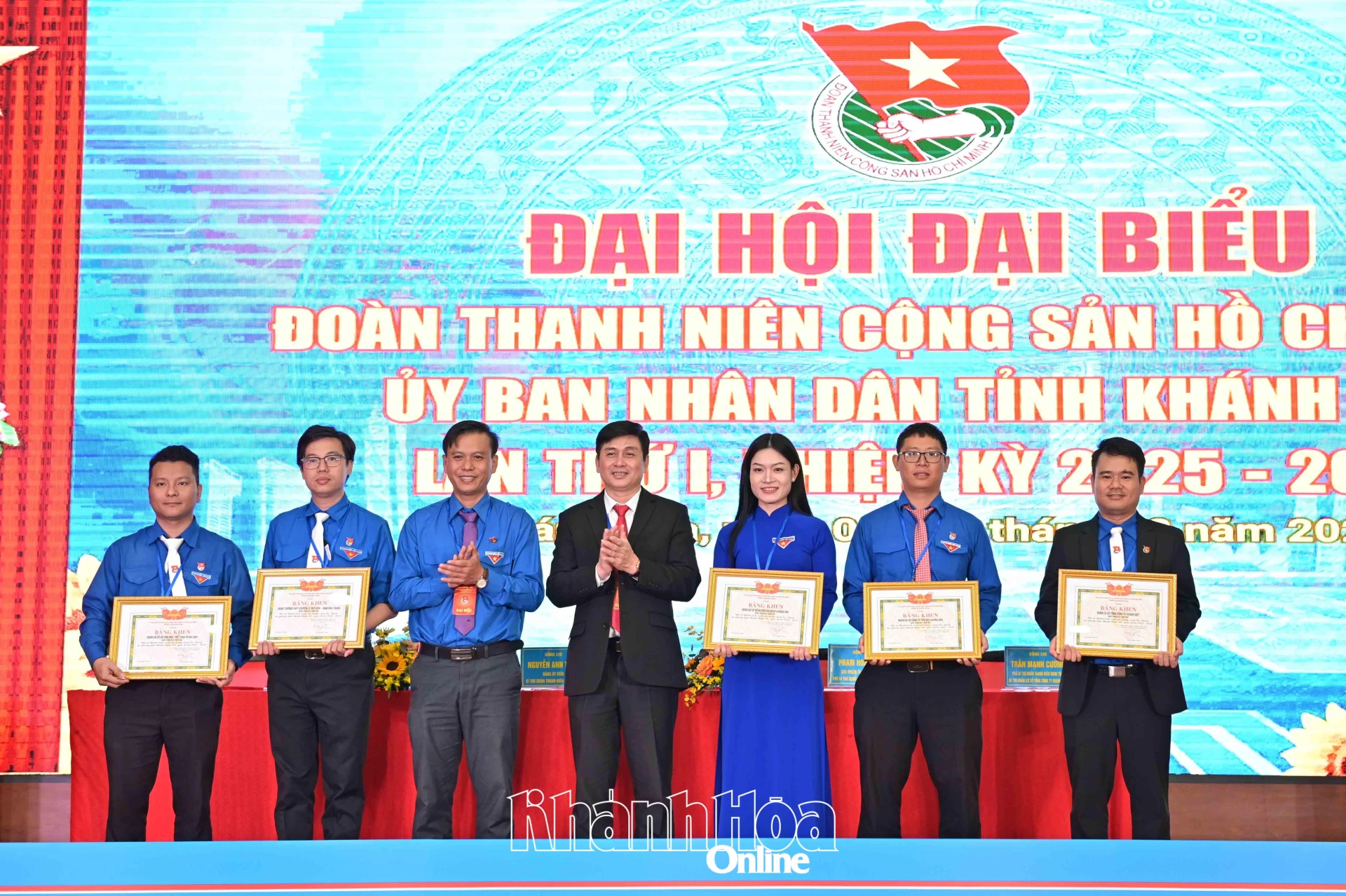 Các đại biểu tặng bằng khen của Tỉnh đoàn cho các tập thể, cá nhân có thành tích xuất sắc trong giai đoạn 2022 - 2025.