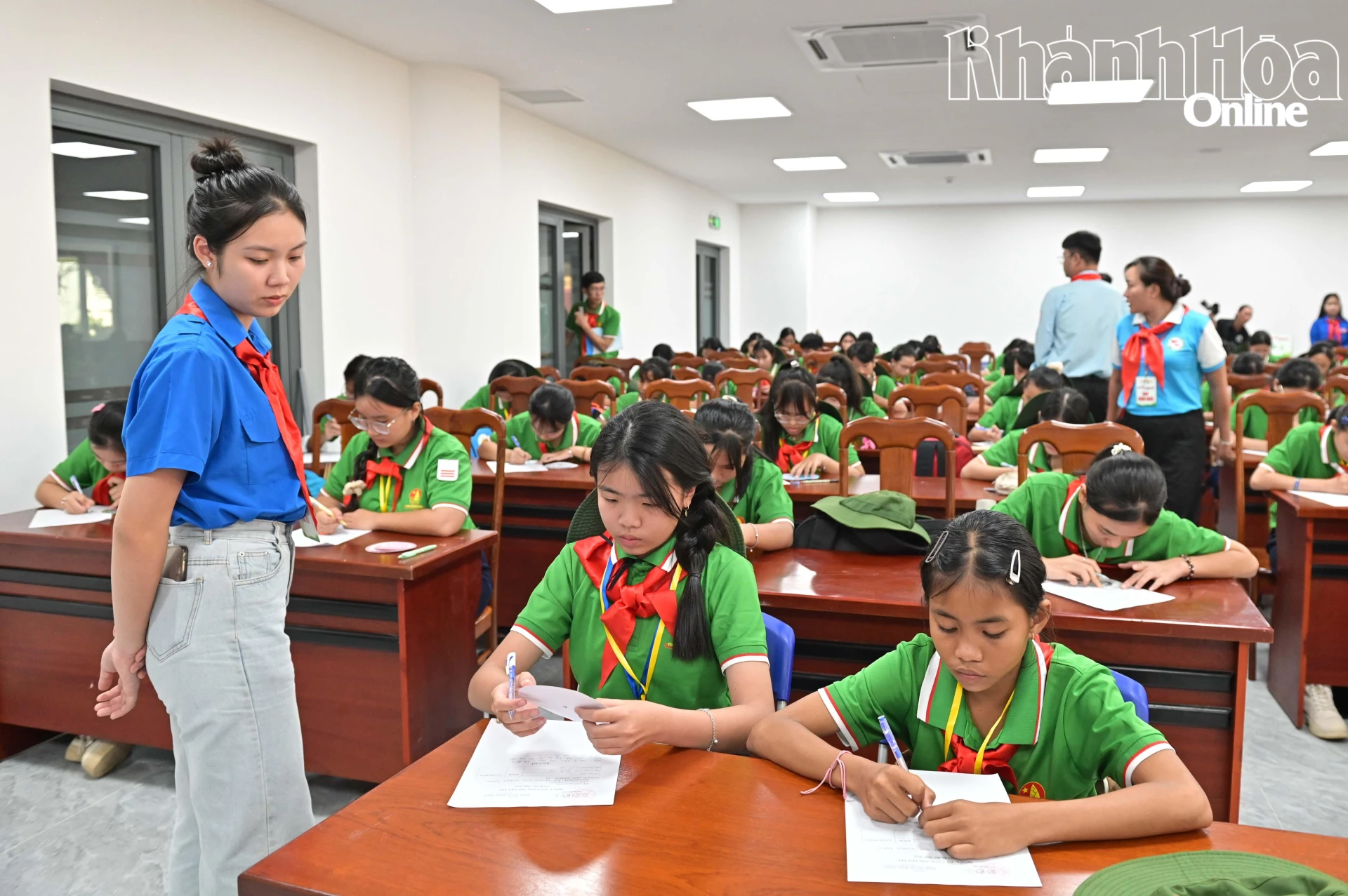 Các đội viên thi giải mật thư.