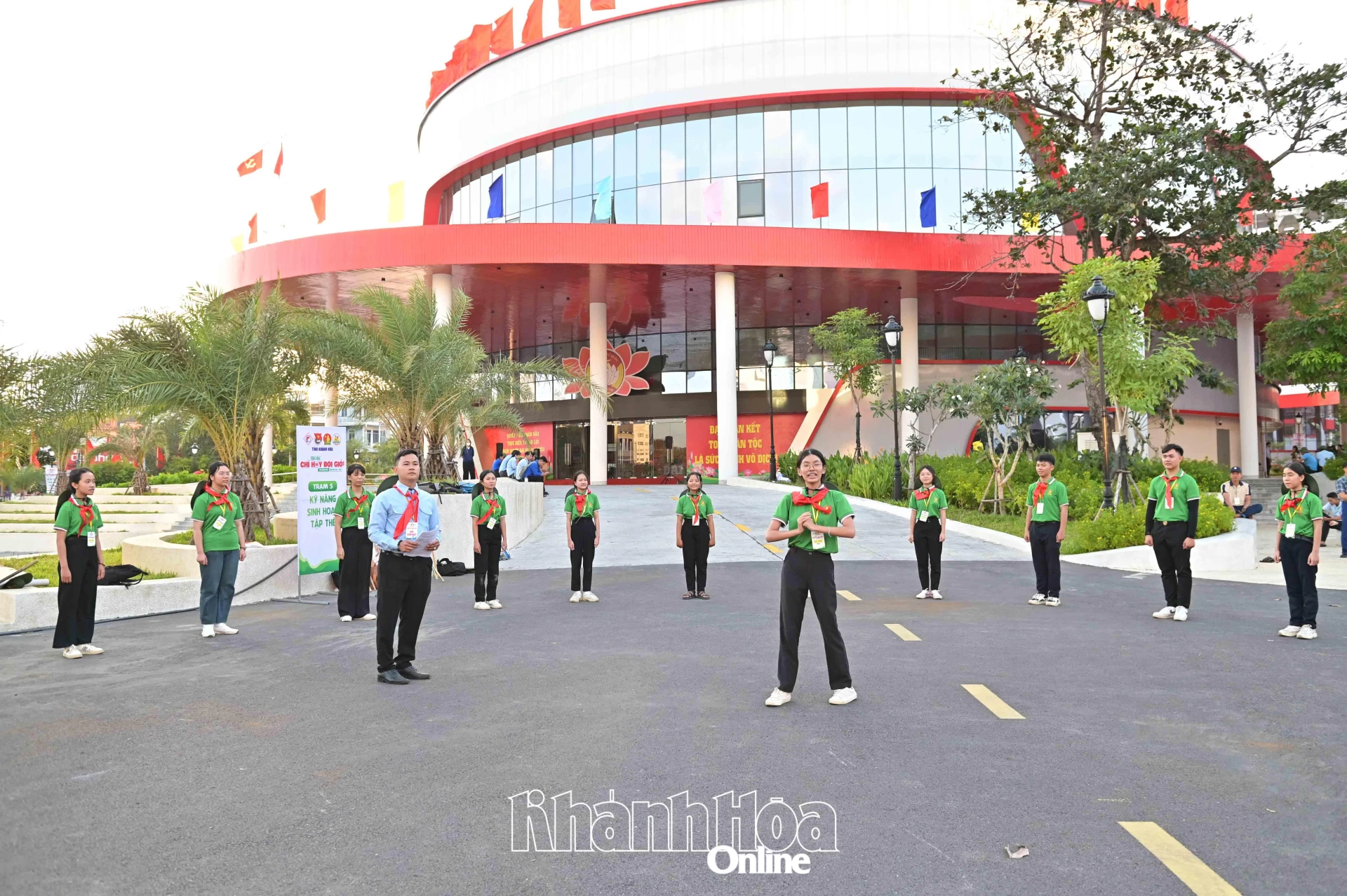 Các thí sinh thi kỹ năng sinh hoạt tập thể.