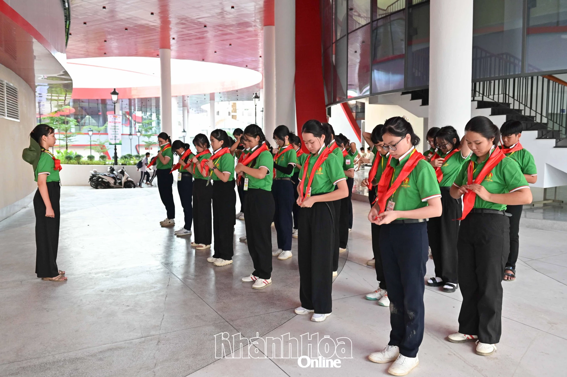 Thực hành các động tác cá nhân tại chỗ.