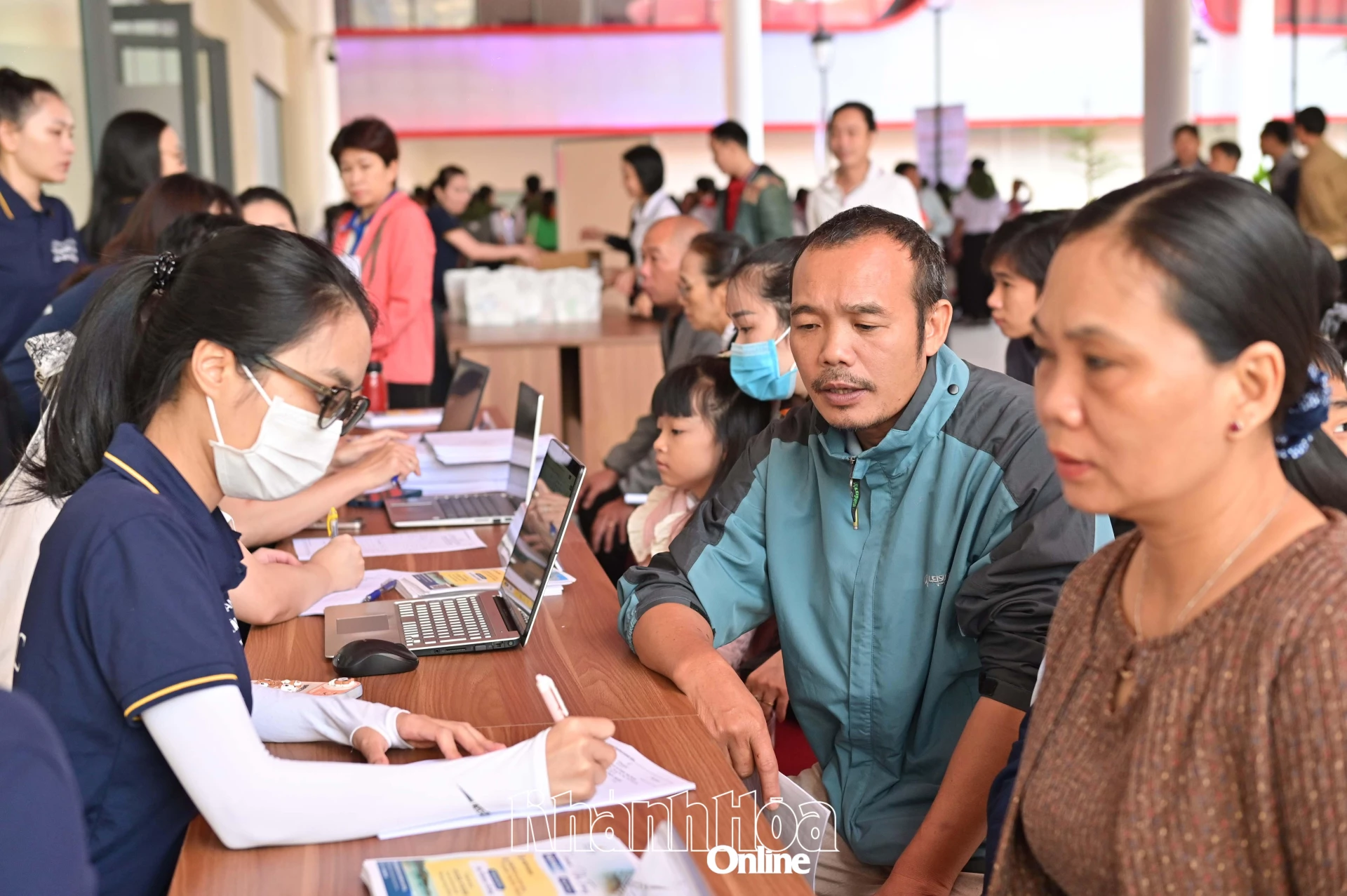 Đông đảo người dân đến đăng ký khám bệnh.