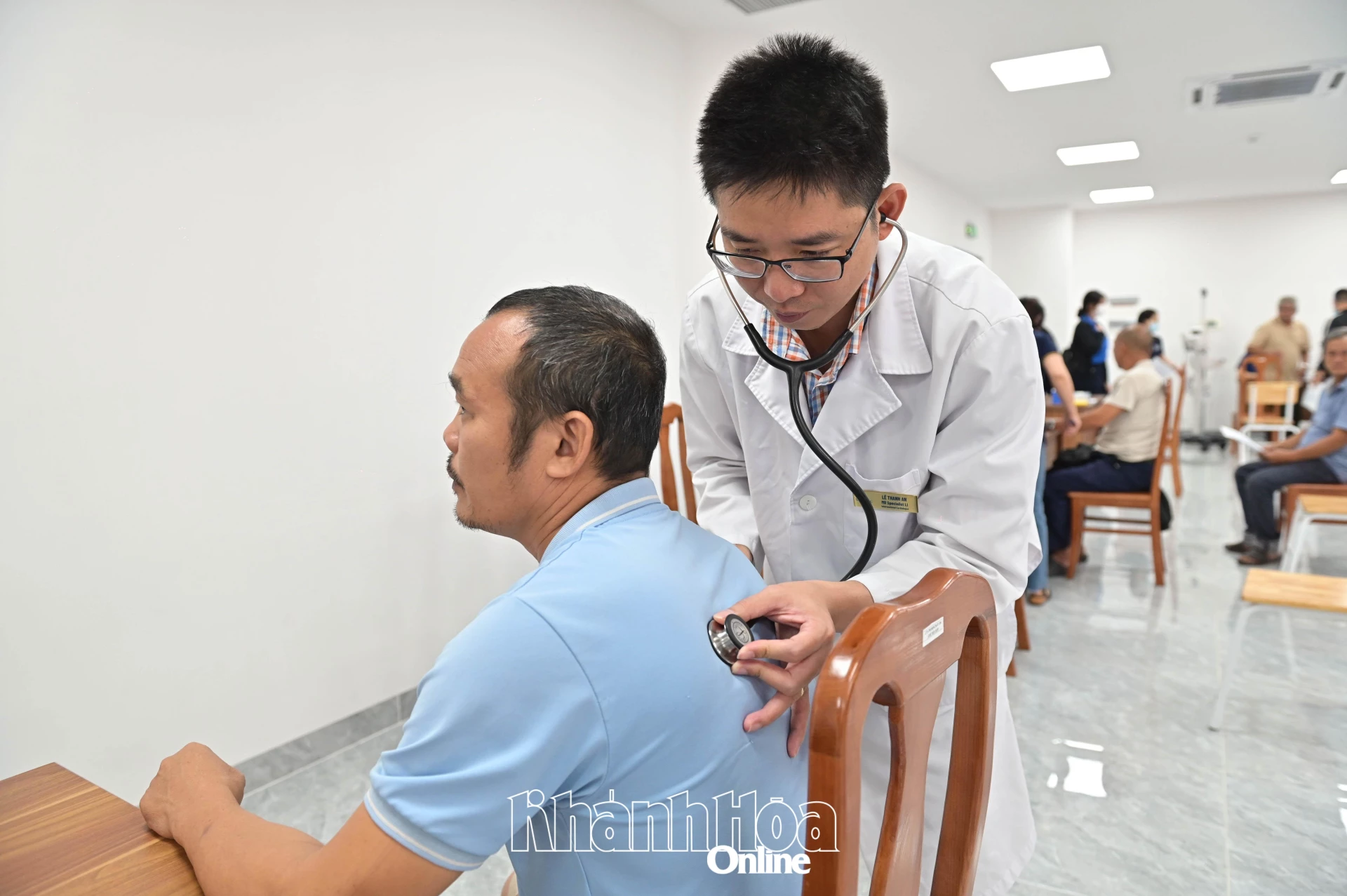 Người dân được các bác sĩ thăm khám.