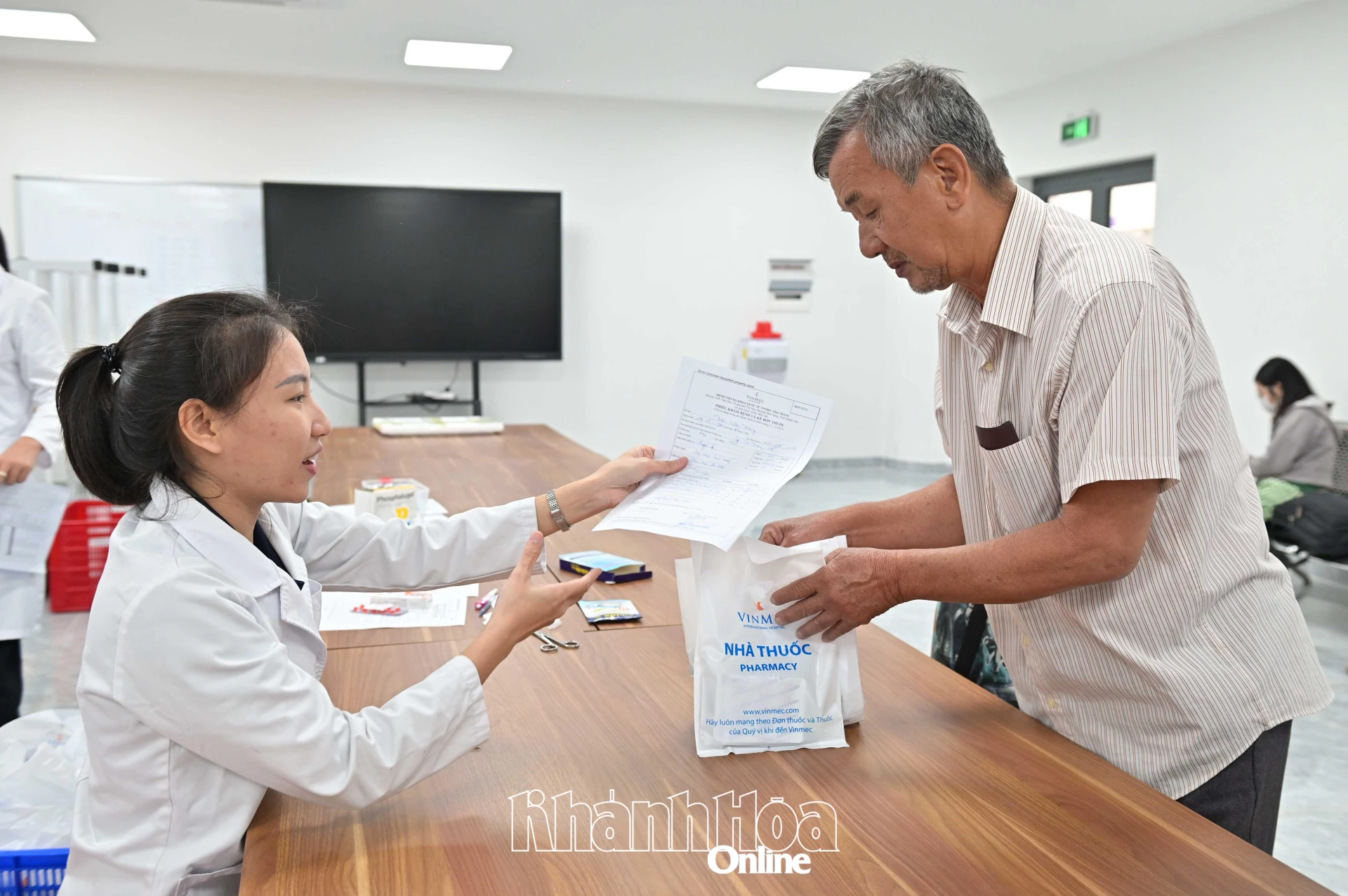 Cấp thuốc miễn phí cho người dân.