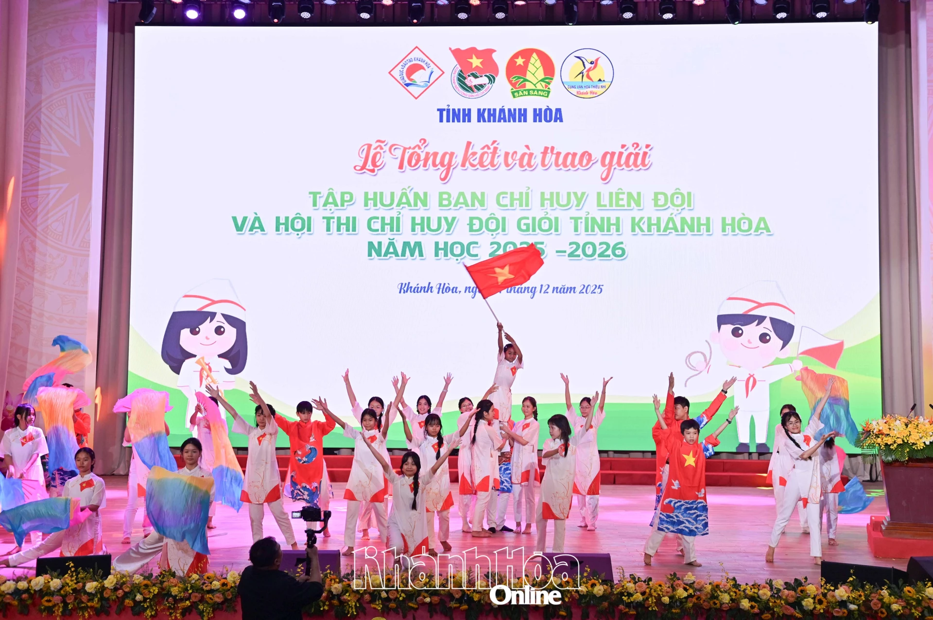 Tiết mục văn nghệ của các thiếu nhi tại lễ tổng kết và trao giải.