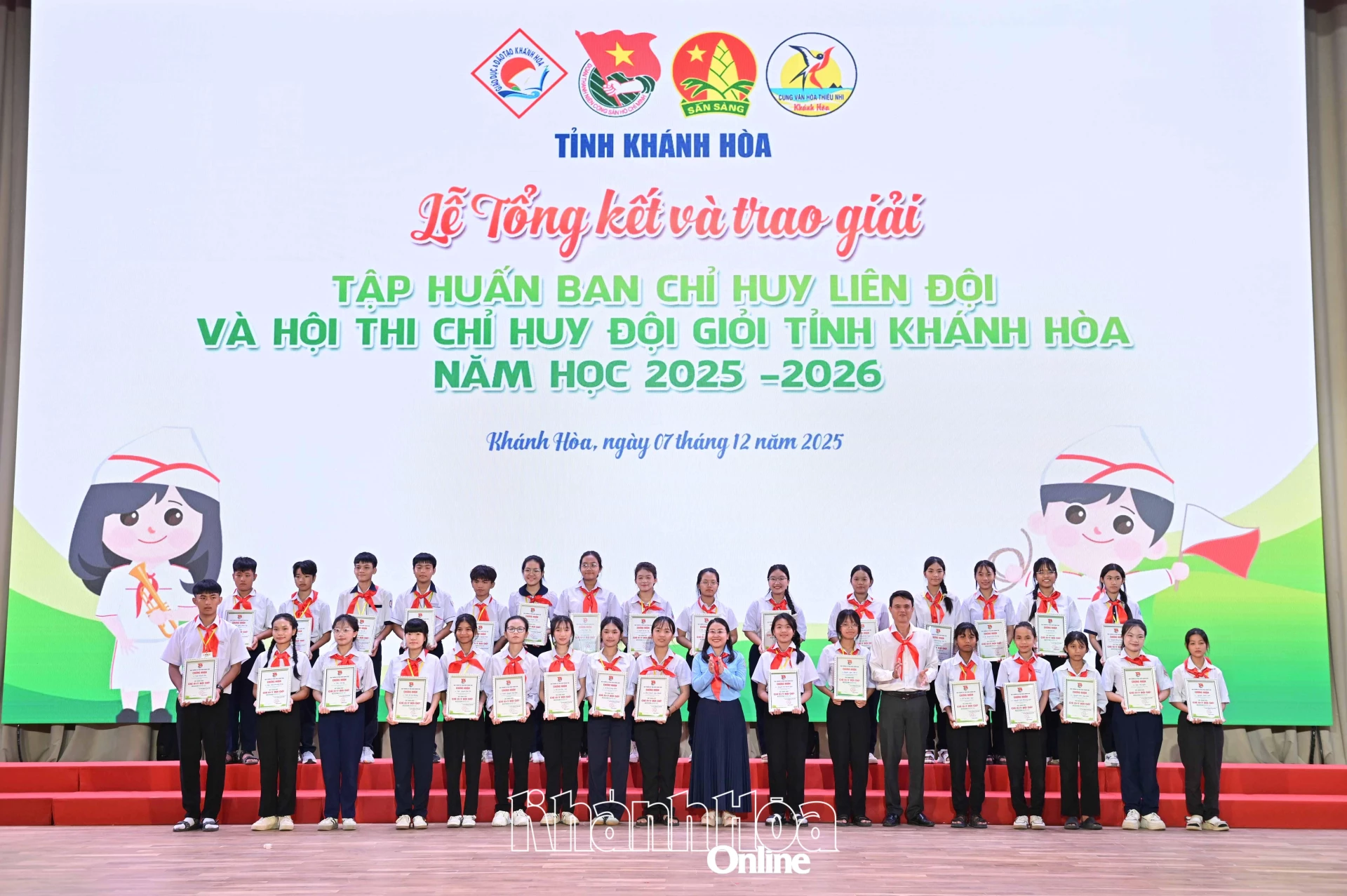 Trao chứng nhận danh hiệu Chỉ huy Đội giỏi tỉnh Khánh Hòa năm học 2025 – 2026 cho các chỉ huy đội.