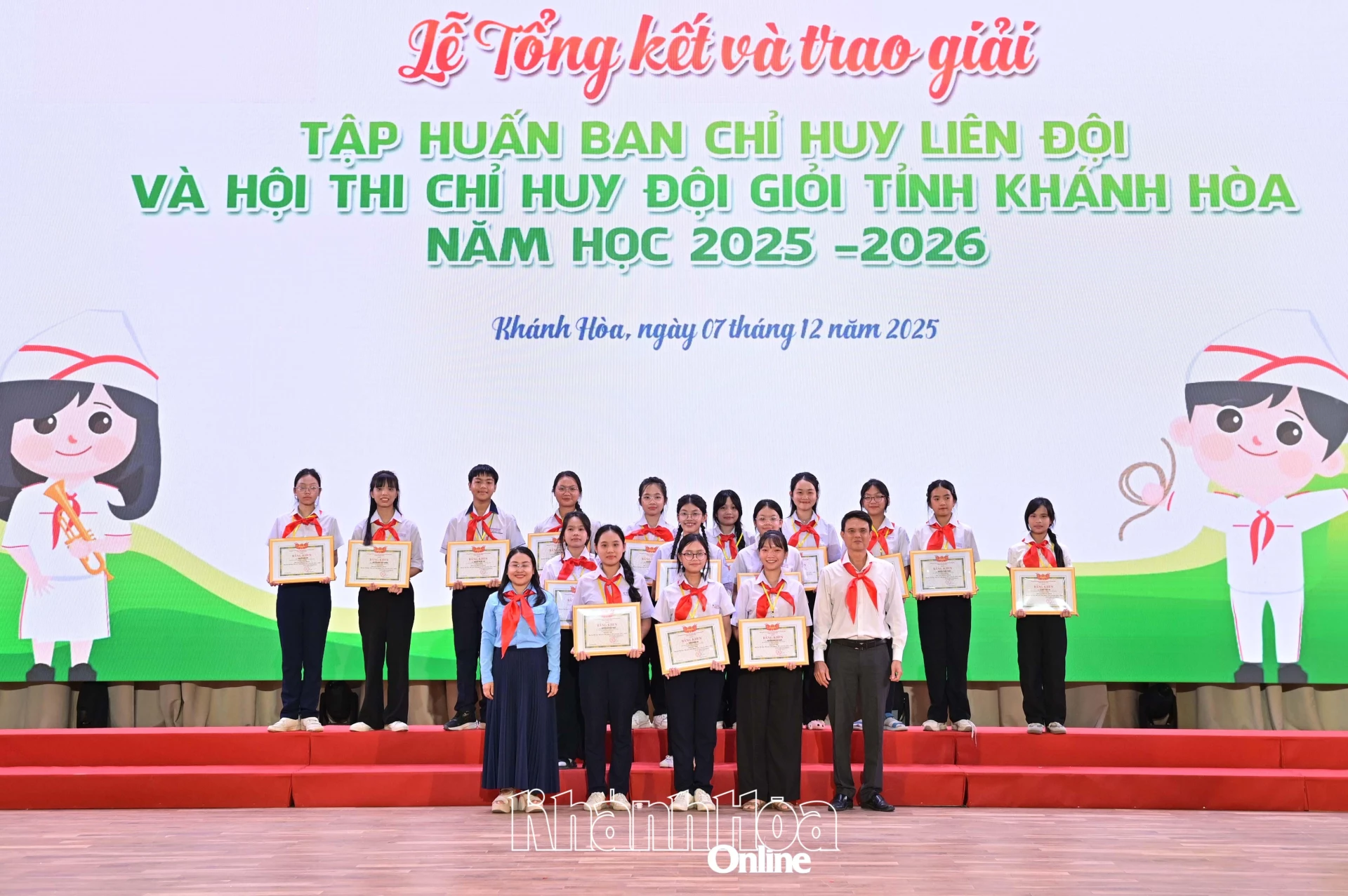 Ban tổ chức trao giải cho 16 thí sinh xuất sắc nhất Hội thi Chỉ huy Đội giỏi tỉnh.