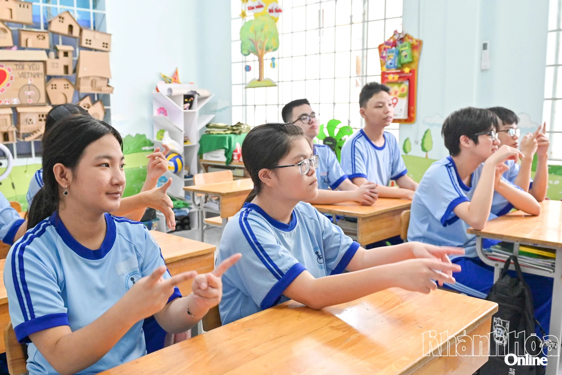 Học sinh sử dụng ngôn ngữ ký hiệu trong giờ học.