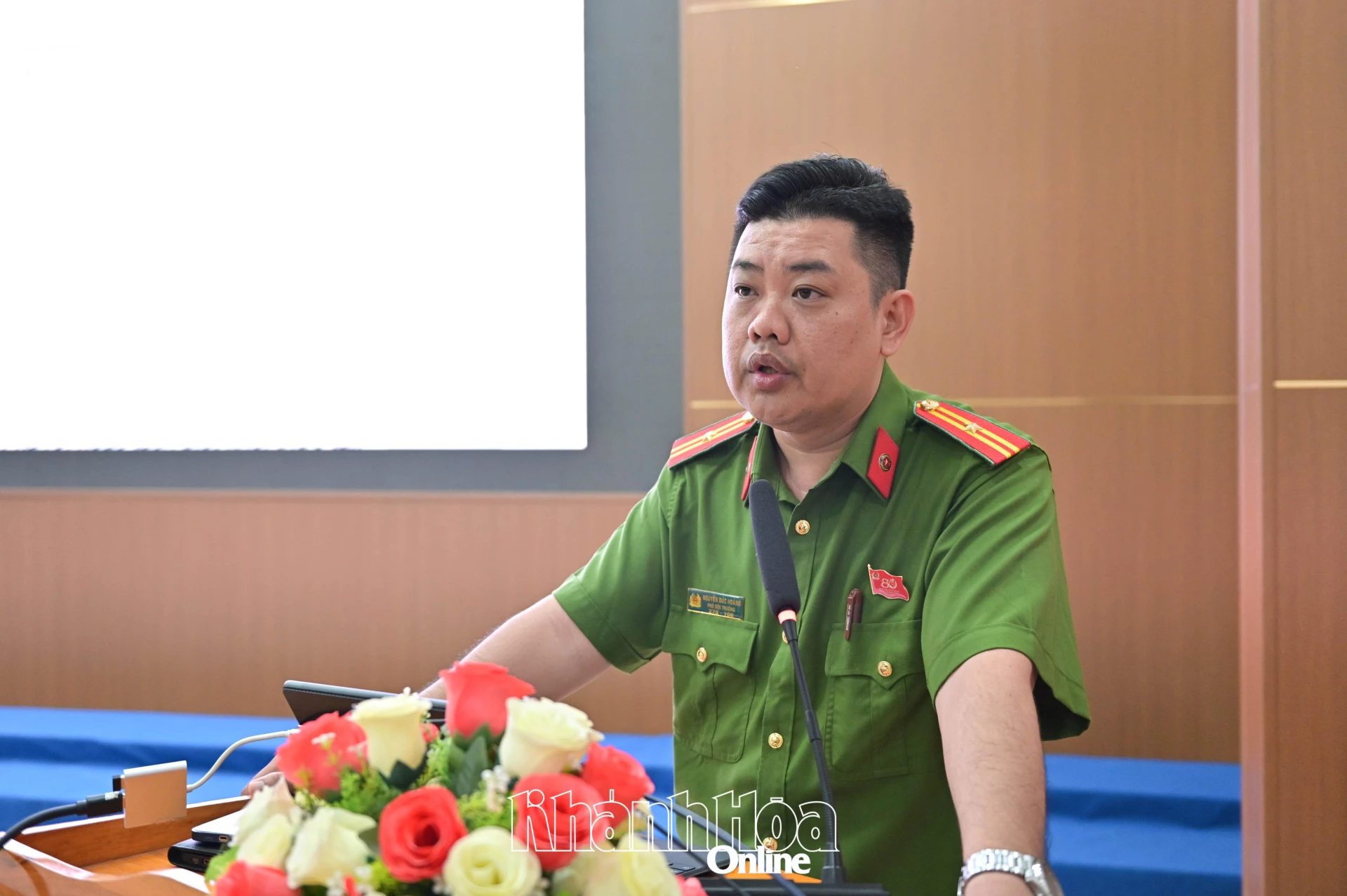 Thiếu tá Nguyễn Đức Hoàng - Phó Đội trưởng Đội Tham mưu tổng hợp Phòng Cảnh sát điều tra tội phạm về ma túy, Công an tỉnh phổ biến các nội dung.