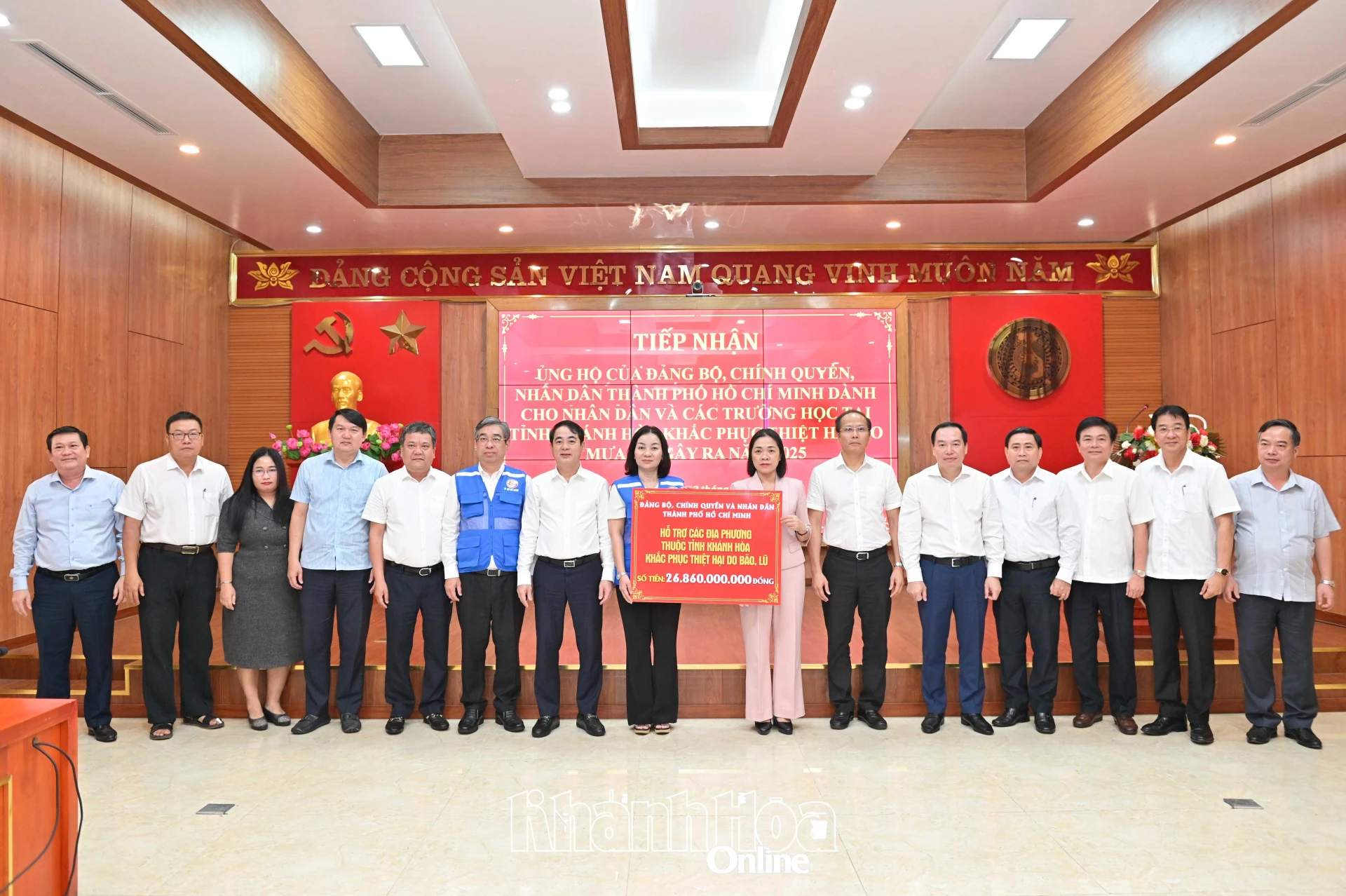 Các đồng chí lãnh đạo tỉnh Khánh Hòa tiếp nhận bảng tượng trưng hỗ trợ từ TP. Hồ Chí Minh.