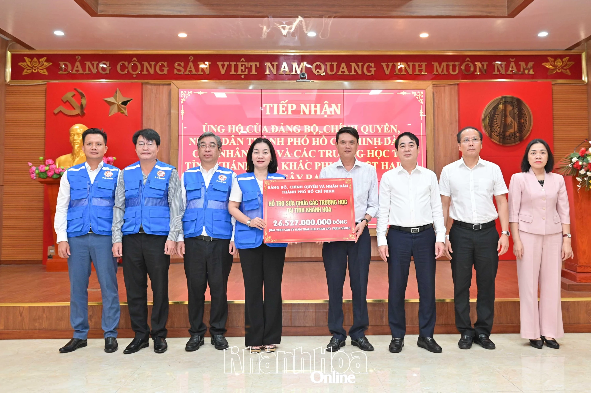 Tiếp nhận bảng tượng trưng hỗ trợ sửa chữa 31 trường học bị thiệt hại do mưa lũ.