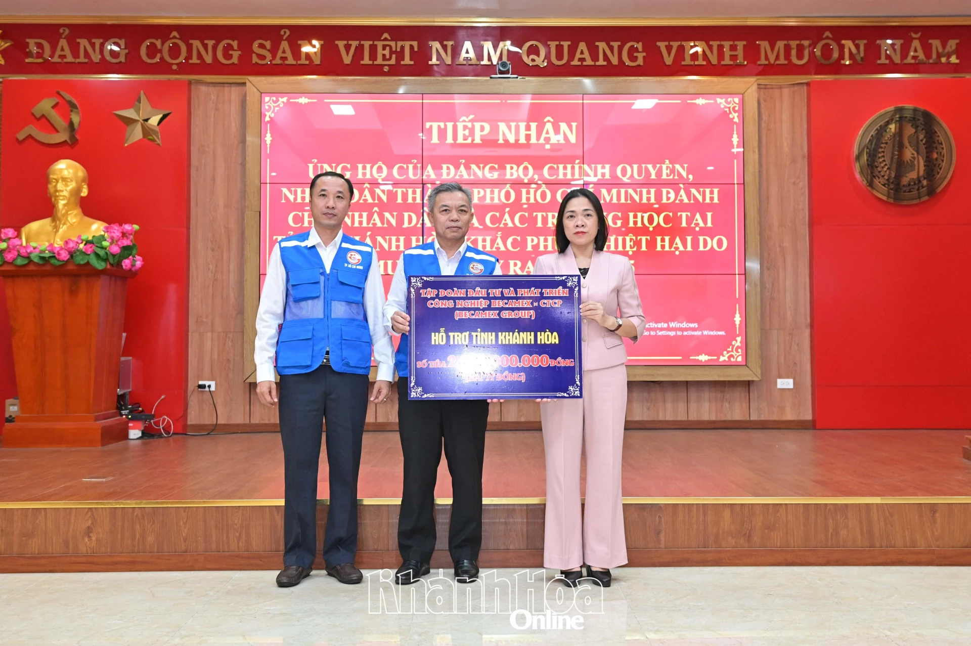 Đồng chí Trần Thu Mai - Ủy viên Ban Thường vụ Tỉnh ủy, Phó Chủ tịch Thường trực Ủy ban MTTQ Việt Nam tỉnh tiếp nhận bảng tượng trưng kinh phí ủng hộ từ Tập đoàn Becamex.