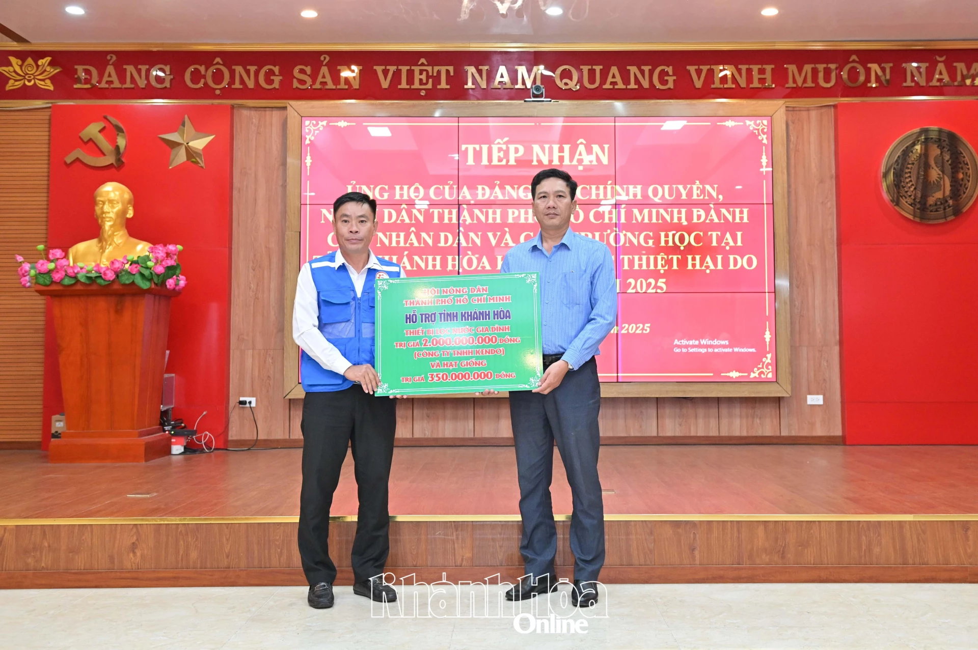 Đại diện Hội Nông dân tỉnh tiếp nhận bảng tượng trưng hỗ trợ từ Hội Nông dân TP. Hồ Chí Minh.