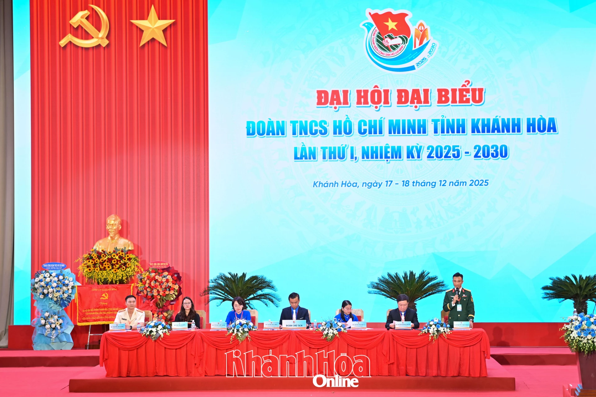 Đoàn chủ tịch điều hành Đại hội.