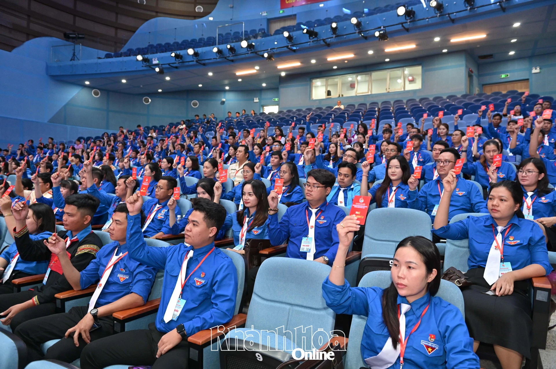 Các đại biểu tham gia biểu quyết tại đại hội.