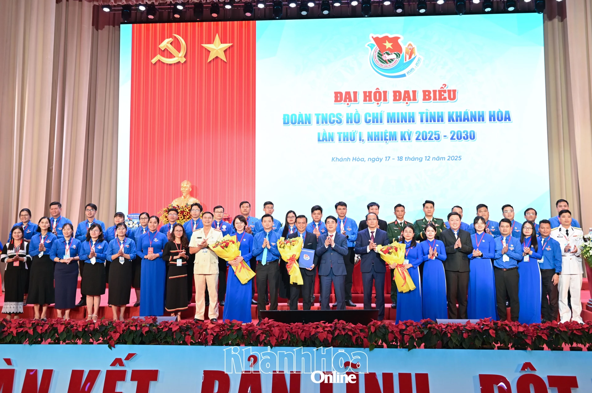 Lãnh đạo Trung ương Đoàn và Tỉnh ủy Khánh Hòa tặng hoa chúc mừng Ban Chấp hành Tỉnh đoàn nhiệm kỳ 2025 - 2030.